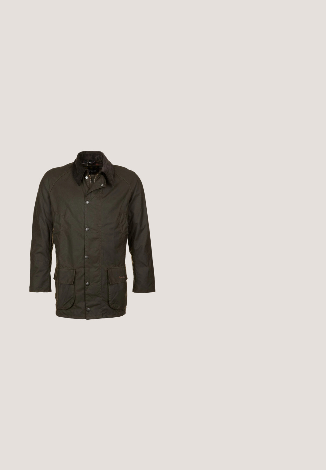 Donkergroene gewaxte katoenen jas met corduroy kraag, knoop- en ritssluiting aan de voorkant en twee grote klepzakken ter hoogte van de taille.; Olijf groene button-up shirt van katoen. Heeft een kraag, twee borstzakken met kleppen en gestructureerde schouders met zichtbare stiksels.; Bruine cargobroek met elastische boorden, knoop- en ritssluiting, schuine voorzakken en grote klepzakken op elke dij.; Donkerbruine leren veter enkellaars met rubberen zool en subtiel reliëflogo nabij de hak, getoond vanaf de buitenkant.; Donkergroene canvas rugzak met een klep sluiting, zwarte leren accenten, verstelbare schouderbanden en zijzakken. Kenmerkt een logotag aan de voorkant.; Donkerbruine geweven lederen riem met gouden rechthoekige gesp, opgerold op een lichte achtergrond.