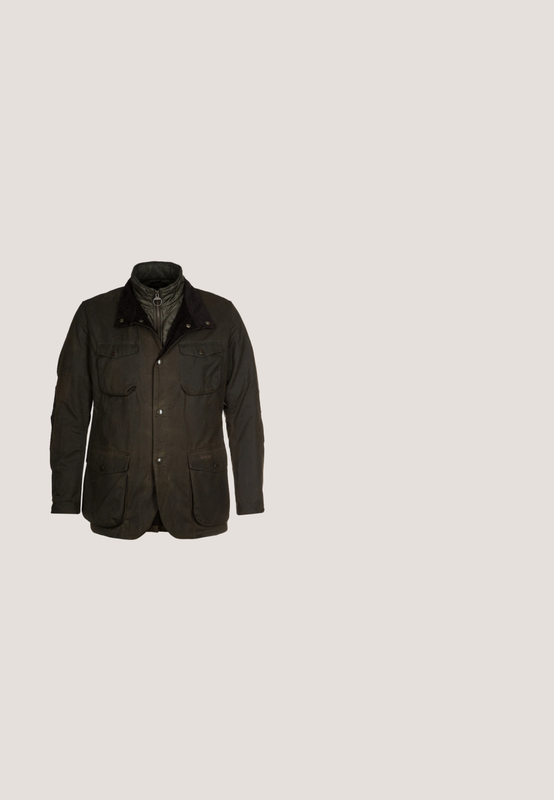 Barbour OGSTON JACKET - Übergangsjacke - olive; Langarmhemd im dunkelgrünen und schwarzen Karomuster, aus Flanell gefertigt. Verfügt über einen klassischen Kragen und schwarze Knöpfe.; Khakifarbene Cargo-Hosen aus robustem Stoff, mit mehreren Seitentaschen, klassischem Schnitt, geradem Bein Design und verstärkten Nähten.; Brauner Leder-Wanderschuh mit abgerundetem Zeh, strukturierten Oberflächen, gelben Schnürsenkeln und Metallösen. Enthält eine robuste schwarze Gummisohle.; Brauner Canvas-Rolltop-Rucksack mit Lederriemen, Frontreißverschlusstasche, Seitentasche und Lederboden, isoliert auf weißem Hintergrund.; Brauner Ledergürtel mit strukturiertem Finish, der eine silberne Metallschnalle und einen einzelnen überlappenden Akzentstreifen auf der Seite hat.