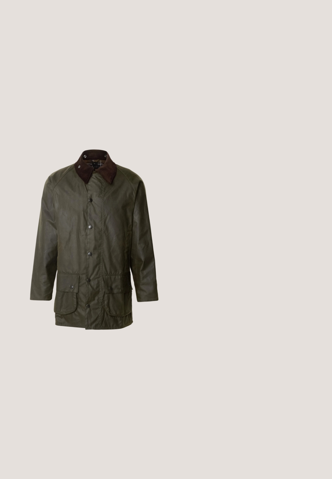 Barbour BEAUFORT - Halflange jas - archive olive; Beige linnen overhemd met knopen, lange mouwen, een enkele borstzak en witte knopen. Soepele textuur, relaxte pasvorm en puntige kraag.; Olijfgroene chino's met rechte pijpen, zijzakken, riemlussen, knoopsluiting en een zichtbare "Leasures by Lee" taillebandlabel.; Beige suède desertboot met twee veterogen, gestikte zool en lage enkelhoogte, zijaanzicht op een witte achtergrond.; Bruin leren schoudertas met een gladde textuur, verstelbare schouderband en een eenvoudig, rechthoekig ontwerp. Kenmerkt contraststiksel en een gepolijste afwerking.; Bruine gevlochten leren riem met een zilveren rechthoekige gesp en een glad leren stuk nabij de gesp. Getextureerd visgraatpatroon.