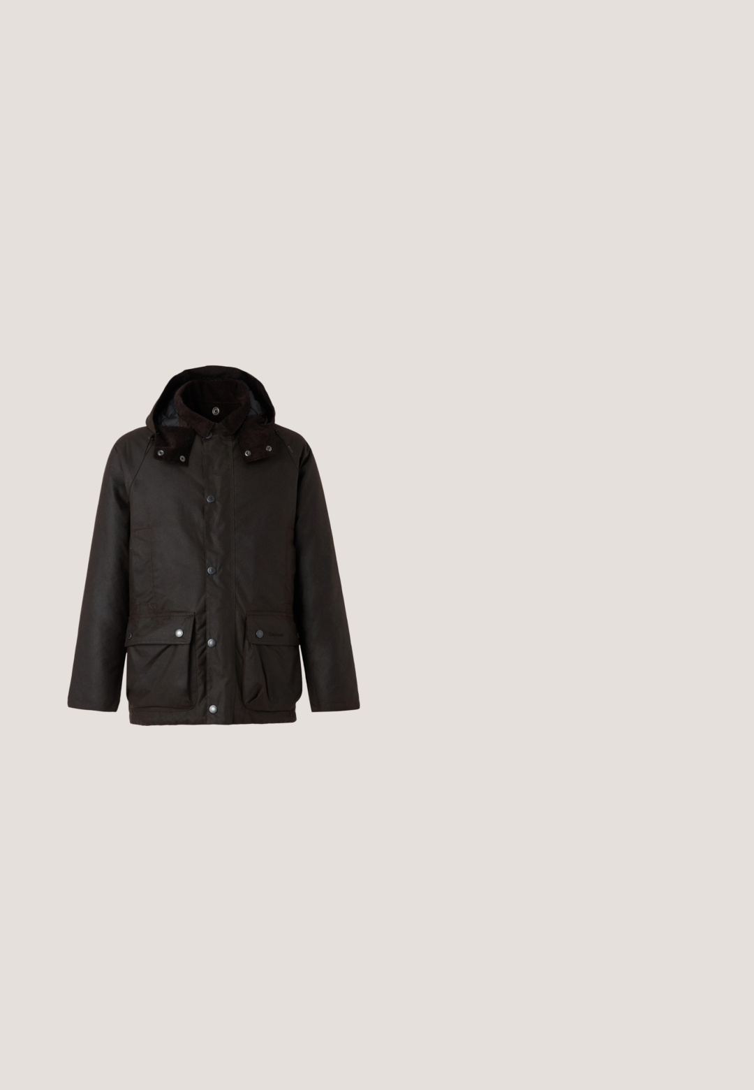 Barbour MODERN BEAUFORT JACKET - Kerge jope - dark brown/midnight oak; Hall tänavakunstiga pikkade varrukatega hall kootud särk ümmarguse kaeluse, viie nööbiga aukude, ribakujulise tekstuuri ja kitsaste detailidega. Etiketil on suurus M.; Oliivrohelised kaubusaapad külgmiste klapiga taskute, nööpidega kinnituse, vööaasade ja reguleeritavate paeltega laia säärte juures.; Pruun nahkane pahkluu saabas beeži tallaga tekstuurse beeži vaiba peal, ümmarguse puust laua kõrval, mille peal on kokku pandud raamatud.; Kasutatud vastupidavast kangast valmistatud oliivroheline ristkülikukujuline kott, millel on kaks esist zip-taskut ja logo. Sile pind kontrastsete mustade voolikute ja tõmblukkudega.; Olive rohelisest kootud kangast vöö suure ristkülikukujulise harjatud metallpandlaga, millele on graveeritud "PME LEGEND."