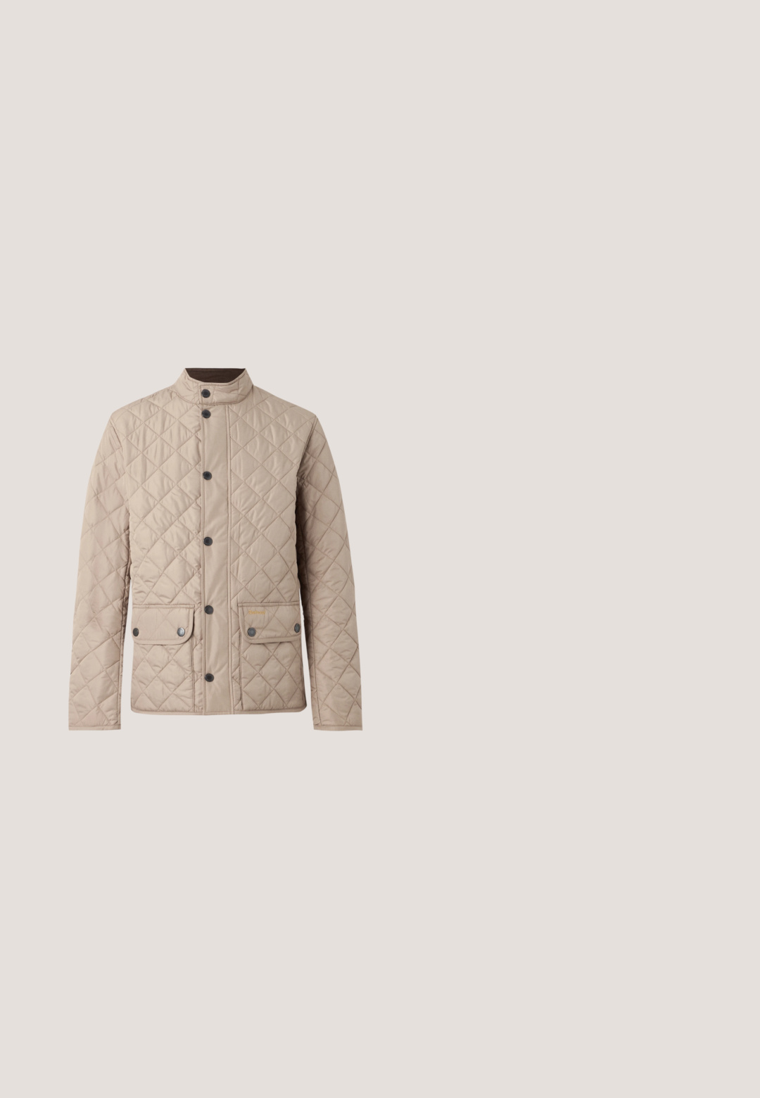Barbour LOWERDALE JACKET - Übergangsjacke - washed stone/classic; Fliederfarbener langärmliger Strick-Poloshirt mit zwei Knöpfen an der Knopfleiste sowie gerippten Bündchen und Saum vor einfarbigem Hintergrund.; Hellgelbes kurzärmliges Baumwoll-T-Shirt mit rundem Halsausschnitt und dezentem, geprägtem "BOSS"-Logo auf der Brust.; Beige plissierte Hose mit Gürtelschlaufen, Vordertaschen und umgeschlagenen Säumen, flach auf weißem Hintergrund dargestellt.; Braune Wildleder Chelsea-Stiefel mit elastischen Seitenpaneelen, runder Zehenform und robustem schwarzen Sohlen. Mit einer Schlaufe an der Rückseite für einfaches Anziehen.; Dunkelbraune Leder-Umhängetasche mit Klappenverschluss und verstellbarem Stoffriemen auf weißem Hintergrund.