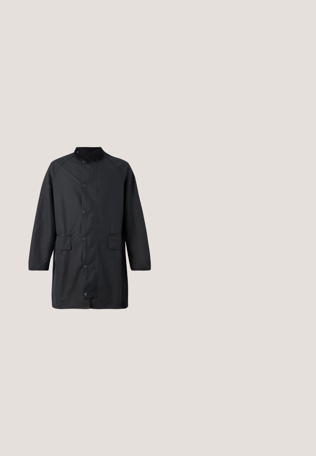 Barbour COUNTRY - Klassikaline mantel - navy; Musthave musta lühikeste varrukatega T-särk, millel on ümar kaelus, asümmeetriline soonik, läbipaistev tekstuur ja külje tõmblukk. Pehme ja kerge kangas.; Mustad kraamipüksid, millel on esiosas tõmblukuga taskud, külgedel taskukaantega nupuga suletavad taskud ja vööaasad, valge tausta ees.; Must sportlik toss võrgust külgpaneelide ja paksu tallaga, hõljumas siseruumides klaasplokkide ja sammaste lähedal sileda põranda peal.; Must Calvin Kleini üleõlakott reguleeritava rihmaga, esiküljel lukkudega tasku ja peene logomustriga ühevärvilise taustaga.; Must mustriba mustriba tekstuurne viimistlus, millel on ristkülikukujuline must metallist pandla. Pandla peal on "Urban Classics" brändi logo.