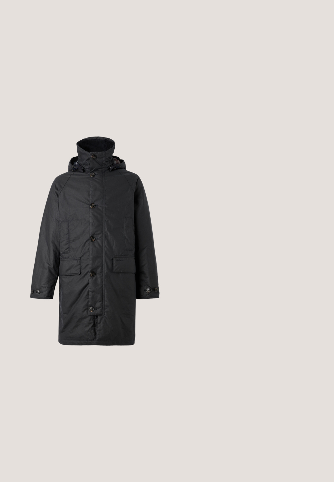Barbour BEAUDALE WAX - Wintermantel - navy; Beiger Pullover aus weichem Strickstoff mit Rundhalsausschnitt, langen Ärmeln und strukturiertem Rippstrick an den Schultern. Dezentes Logodetail.; Schlichtes dunkelbraunes T-Shirt mit kurzen Ärmeln und Rundhalsausschnitt, mit kleinem rundem Logo auf der linken Brust und schwarzem Markenzeichen an der Seitennaht.; Hellblaue Denim-Jeans mit geradem Bein, ausgewaschenen Details, fünf Taschen, Metallknopfverschluss und Gürtelschlaufen.; Braune Wildleder-Ankle-Boots mit schwarzen Lederakzenten, runder Zehenform, Metallösen und Schnürsenkeln. Gummisohle mit strukturiertem Grip. Schwebend über Holzfliesen.; Schwarze Leder-Umhängetasche mit vorderer Reißverschlusstasche und verstellbarem Riemen auf weißem einfarbigem Hintergrund.
