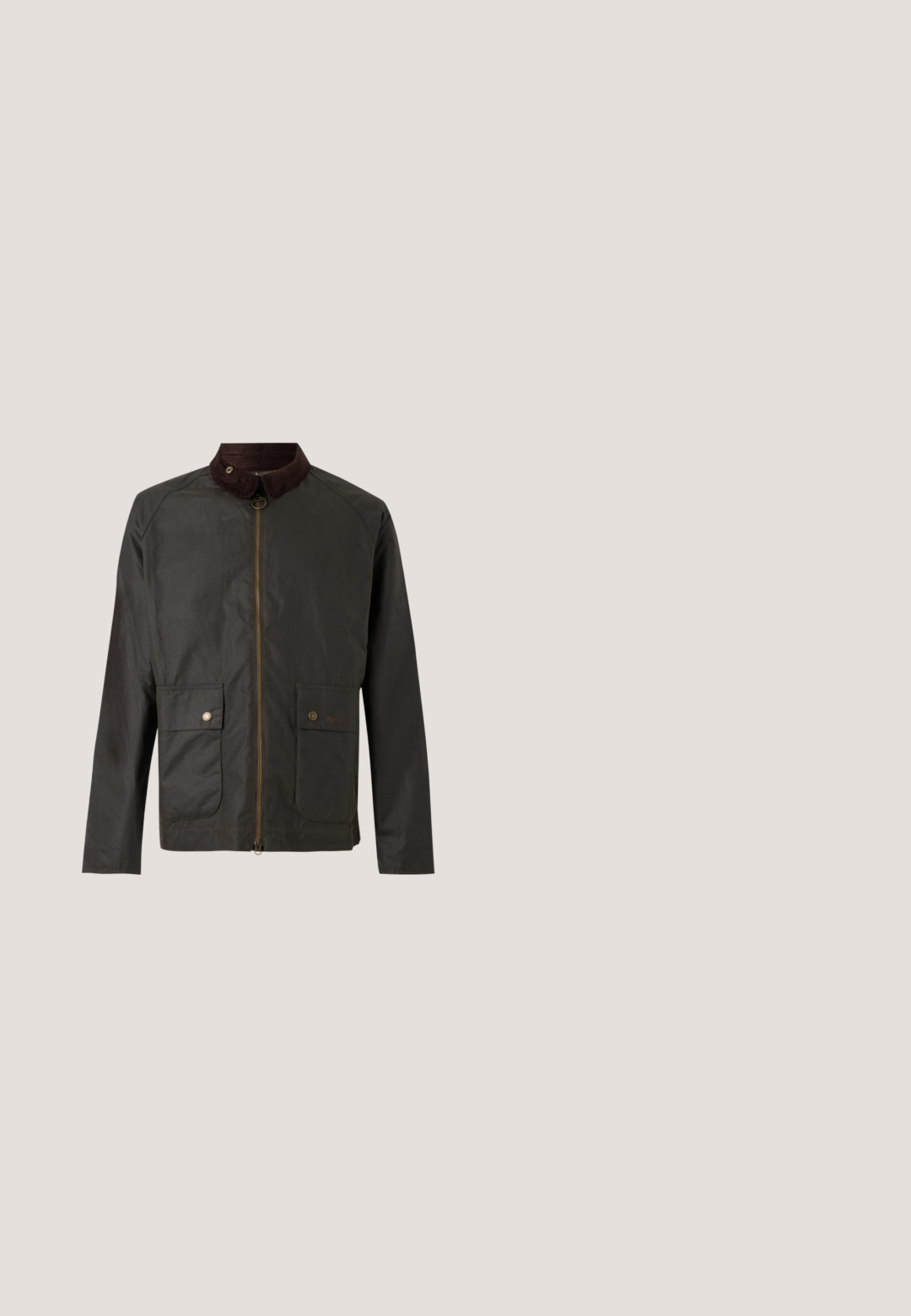 Barbour BEDALE WAX JACKET - Übergangsjacke - olive; Dunkelblaue Jeanshemd mit langen Ärmeln, klassischem Kragen, Knopfleiste, zwei Brusttaschen und kontrastierenden Nähten.; Dunkelblaue Denim-Jeans mit geradem Schnitt, fünf Taschen und kontrastierendem gelben Nähten. Mit einem klassischen Knopf- und Reißverschluss ausgestattet.; Dunkelbraune Leder-Stiefelette mit Wingtipp-Design, runder Zehenpartie, subtilen Broguedetails, Metallösen und flachem Absatz. Mit Zuglasche.; Braunes und beiges kariertes Seidentuch mit einem glatten, einfarbigen braunen Rand und dem "Polo by Ralph Lauren" Logo in der Ecke.; Brauner, strukturiert genarbter Ledergürtel mit silberner rechteckiger Metallschnalle, zusammengerollt auf weißem Hintergrund.