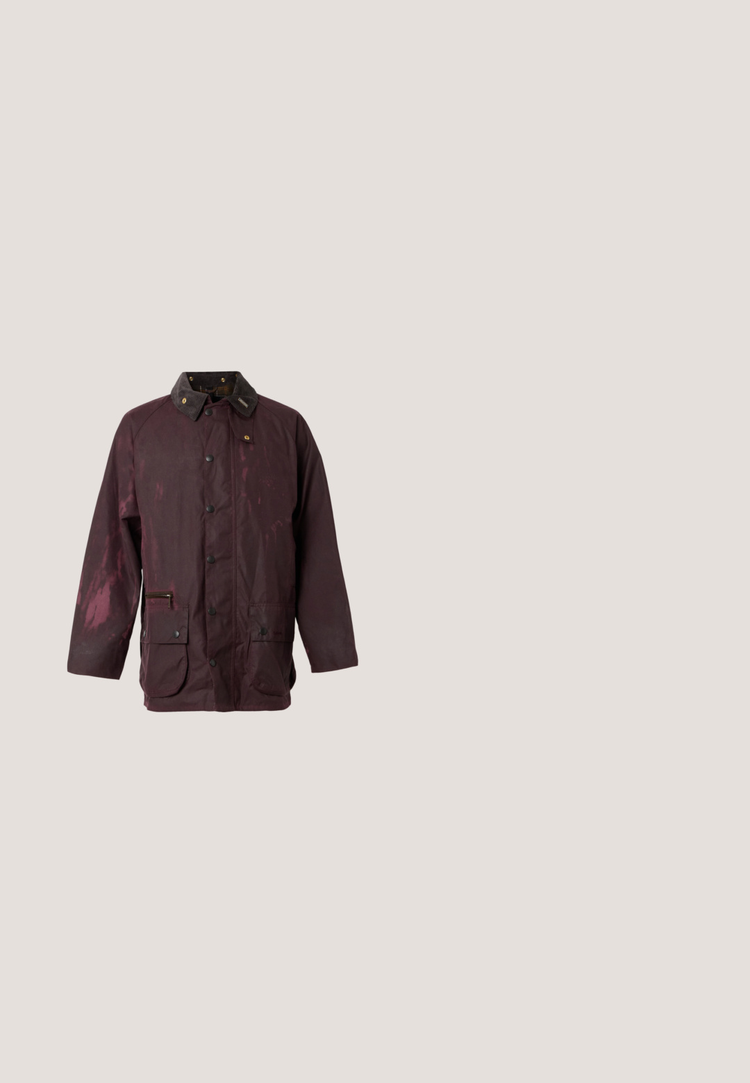 Veste en coton ciré brun foncé avec col en velours côtelé, boutons-pression sur le devant, deux poches à rabat et une poche zippée sur le côté avant gauche.; Pull marron tricoté à manches longues avec poignets et col en côte, présentant un motif texturé subtil et une petite broderie sur la poitrine.; T-shirt en coton couleur crème à manches courtes avec un texte vert indiquant "KidSuper", "Super Fluff n' Fold" et des détails de lavage.; Pantalon en velours côtelé marron avec une coupe droite, doté d'une fermeture avant à boutons, de poches latérales et d'une texture côtelée.; Bottes montantes en cuir marron avec œillets métalliques, accents marron, semelle en caoutchouc épaisse et semelle intermédiaire striée pour une meilleure traction.; Sac bandoulière en cuir marron foncé avec fermeture à rabat et sangle en tissu réglable sur fond blanc.