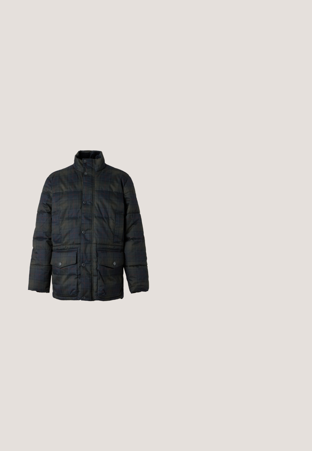 Veste matelassée à carreaux foncés avec col montant, fermeture par boutons et deux grandes poches à rabat à l'avant sur un fond uni.; Pull en maille marron avec un col rond, des poignets et un ourlet côtelés. Présente un petit logo brodé sur la poitrine dans une couleur assortie.; Chemise à carreaux verts en tissu doux, dotée de manches longues, d'un col boutonné et d'une poche poitrine avec un petit logo.; Pantalon décontracté vert olive avec taille élastique et cordon de serrage à l'avant, coupe droite et coupe décontractée.; Botte Chelsea en cuir marron avec panneaux élastiques sur les côtés, une languette à l'arrière et un petit talon empilé. Texture lisse avec bout arrondi et un design minimaliste.; Sac banane en tissu marron foncé avec poche zippée en diagonale et petit logo blanc sur le devant, sur un fond clair uni.