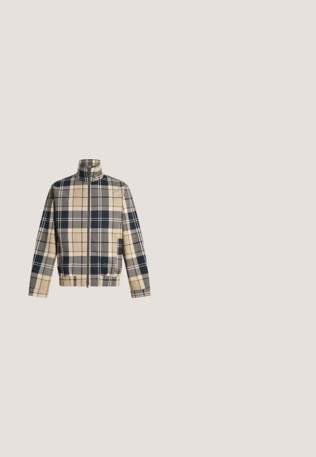 Veste zippée à carreaux beige, noire et grise avec col montant, manches longues et ourlet élastique, affichée sur fond blanc.; Pull beige en maille gaufrée, manches longues, col montant à demi-fermeture éclair, poignets et ourlet côtelés, présenté sur fond blanc.; Polo gris clair à manches courtes avec trois boutons et logo d'oiseau jaune sur la poitrine gauche.; Jean en denim bleu clair avec une coupe décontractée, un design à cinq poches et des jambes droites. Présente des zones délavées et des détails cousus.; Bottine en daim marron avec semelle en caoutchouc noir, bout rond et œillets en métal. Présente une languette et une surface texturée.; Sac banane en tissu marron foncé avec poche zippée en diagonale et petit logo blanc sur le devant, sur un fond clair uni.
