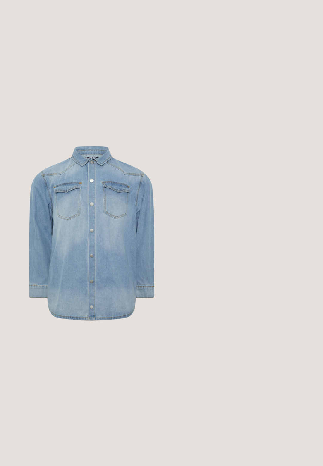 Lyseblå denim skjorte med knapper, lange ærmer, to brystlommer med klap og klassisk krave.; Beige poloskjorte med korte ærmer, to-knaps lukning, lille broderet logo på brystet og krave, vist på hvid baggrund.; Denim shorts i mellemblå med en let fading, der har knappelukning, fem lommer og opsmøgte kanter for et afslappet look.; Brune ruskind Chelsea-støvle med elastiske sidepaneler, lav hæl og trækloop bagpå. Glat tekstur og strømlinet design.; Sorte solbriller med grå linser, firkantet form, skildpadde-accenter på stængerne og metallisk detaljering ved hængslerne.; Brun læder duffel taske med to øverste håndtag, en front lynlåslomme og en justerbar skulderrem på hvid baggrund.