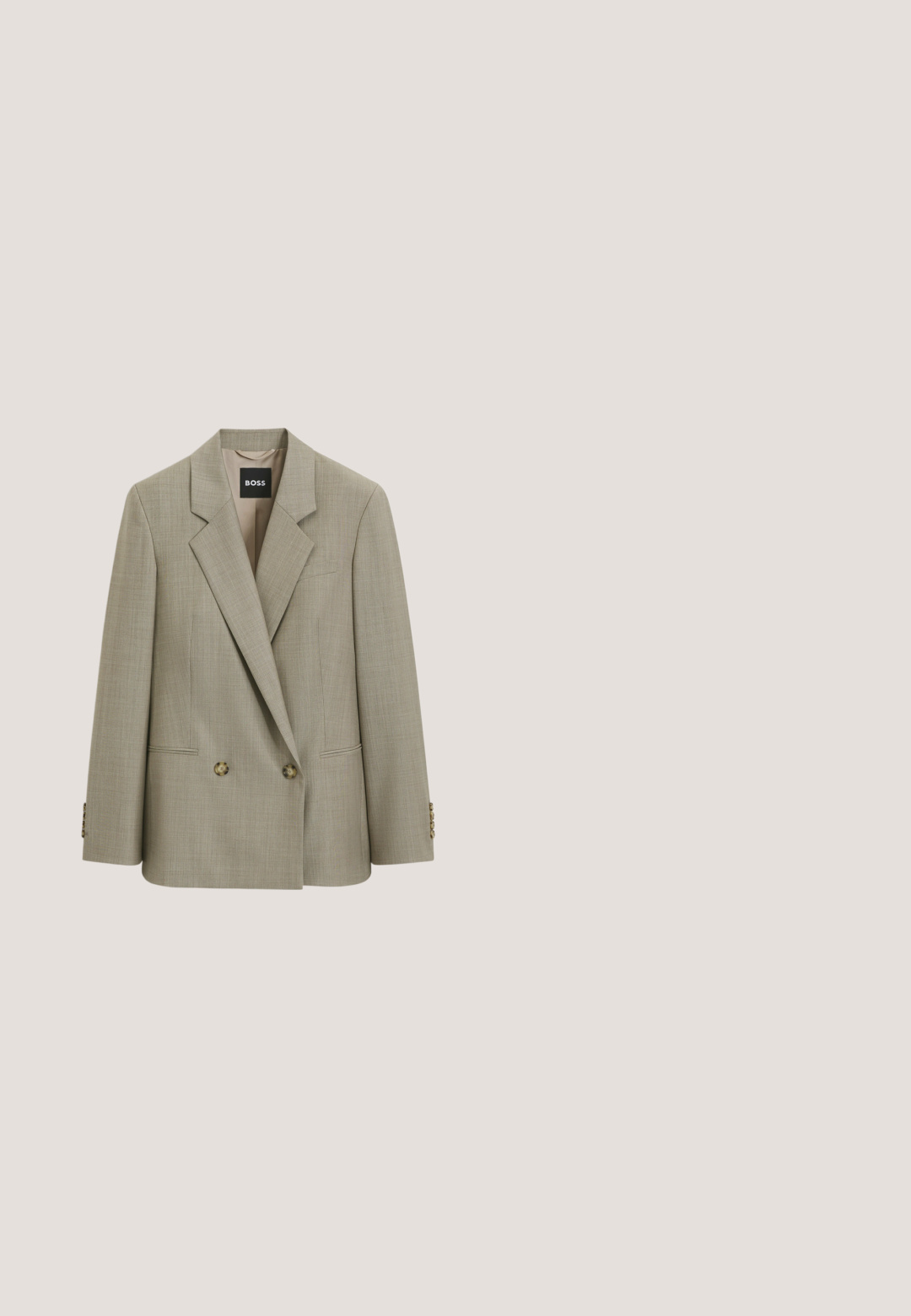 Blazer beige sur mesure à double boutonnage avec revers crantés, deux boutons avant, poches à rabat et étiquette de la marque BOSS à l'intérieur du col.; Pull en tricot couleur crème avec un col rond, des épaules tombantes et des manches longues. Il possède des poignets côtelés et un ourlet droit.; Tissu beige avec une surface texturée et une couture diagonale, présentant une fermeture éclair en argent avec un tirette rectangulaire.; Mocassins en cuir suédé tan avec un talon plat, un bout arrondi et une sangle cousue sur le devant pour une finition raffinée.; Écharpe en soie beige avec un motif abstrait répété, bordée d'une couleur claire contrastante. Le design est lisse avec un éclat subtil.; Sac à main en cuir marron avec surface texturée, bandoulière courbée unique, et petit logo de marque doré au centre avant sur fond blanc.