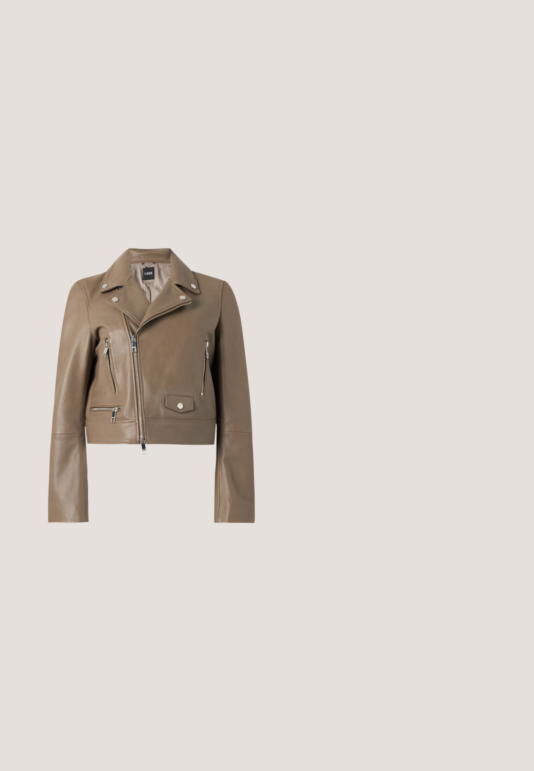 Cazadora biker de cuero taupe recortada con cremalleras plateadas, botones a presión y cierre frontal asimétrico con cremallera.; Top marrón de un solo hombro hecho de un tejido suave. Presenta un detalle drapeado en el hombro y un dobladillo curvado en la parte inferior.; Pantalones rectos marrones hechos de una mezcla de algodón. Cuentan con passantes para cinturón, un bolsillo frontal y una textura suave sin patrones.; Zapato de cuero marrón oscuro con tacón alto flotando sobre un suelo reflectante junto a un estante metálico con paneles blancos en una habitación.; Bolso de hombro de cuero marrón oscuro con textura, con una sola correa y el pequeño logo de Calvin Klein en el centro frontal.; Calvin Klein SPIRAL - Pulsera - silver-coloured