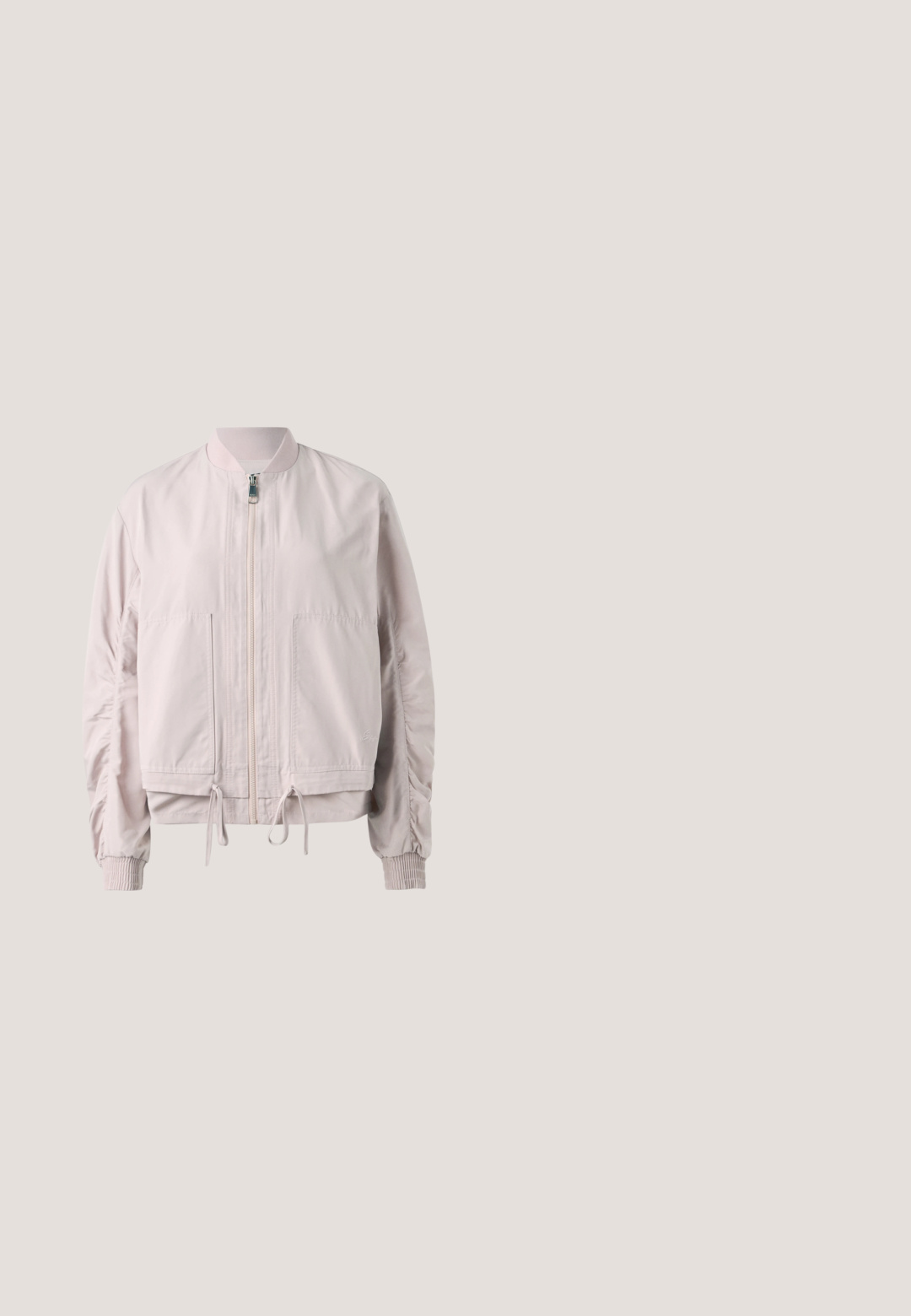 Veste bomber rose clair avec une fermeture éclair sur le devant, des poignets élastiques, deux poches avant et un ourlet à cordon de serrage. Texture lisse avec des détails de manches froncées.; Blouse rose clair à manches courtes avec encolure ronde et manches bouffantes froncées, présentée sur un fond uni clair.; Pantalon gris à jambes larges en tissu texturé avec des rayures verticales. Comprend des plis à l'avant et une ceinture standard.; Chaussure à bride arrière en cuir noir avec bout pointu et talon carré bas. Présente un accent doré sur le talon et une texture lisse.; Sac à main en cuir rose clair en forme de croissant, avec une poignée courte, une fermeture éclair dorée et le logo Valentino sur le devant, sur fond uni.; Boucles d'oreilles créoles en or avec des perles roses suspendues et de petits pendentifs en or gravés d'un motif décoratif sur fond blanc.