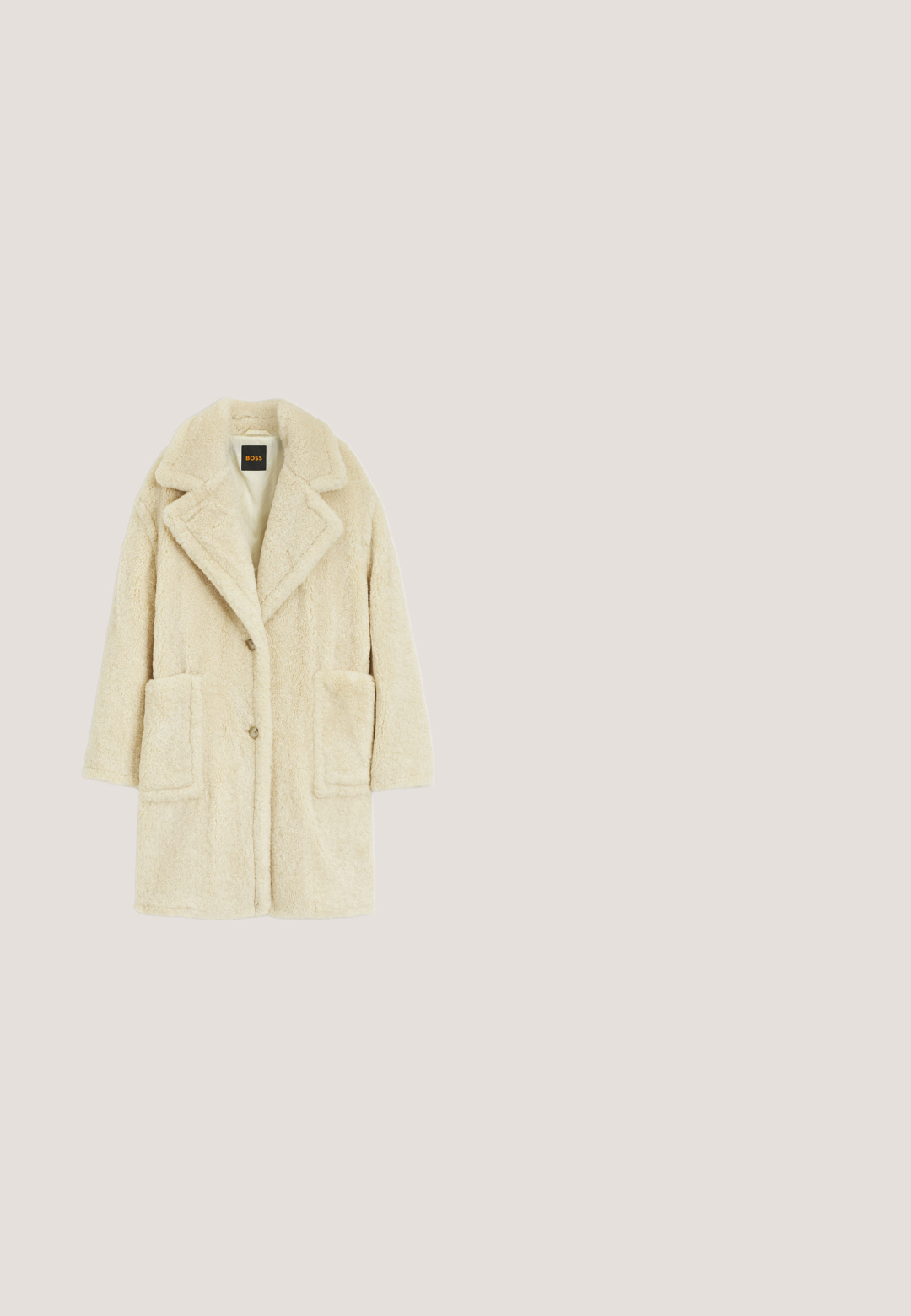 Cremefarvet, lang, fluffy frakke med brede revers, to forlommer og knaplukning, med mærket Boss indeni kraven.; Flødefarvet ribstrikket sweater med lange ærmer og høj rund hals.; Beige skræddersyede bukser lavet af tekstureret stof, med flad forside, sidelommer og en enkelt baglomme. Lige ben design.; Salinyang SALINYANG - Støvletter - natur; Beige rektangulær håndtaske med flettede håndtag, guldfarvet hardware, dekorative nøglevedhæng og brandlogo på front midten.; Gul poteaftryk charm med en poleret finish, rundede puder og en klipsbeslag for nem anvendelse. Mål cirka 2 cm i højden.