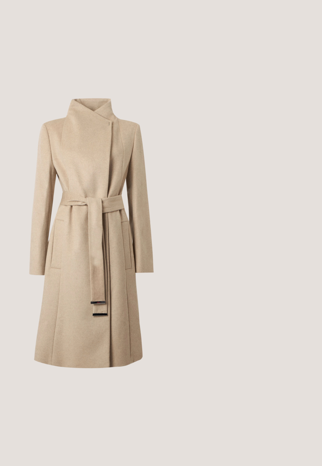 Lang beige uldfrakke med høj krave, lange ærmer, bælte foran og to sidelommer mod hvid baggrund.; Off-white strikket langærmet sweater med ribbede manchetter og kant, rund halsudskæring og et lille broderet logo på brystet.; Brun skjortekjole med korte ærmer, krave, knaplukning, indsnævret talje med bælte med rund metalspænde og plisseret nederdel.; Høj brun læderstøvle med en strop med spænde på siden og lav sort sål, fotograferet mod en neutral baggrund.; Brun læderhandbag med rektangulær form, runde kanter, dobbelt håndtag og et lille guld rektangulært logo i midten.; Halvbøjlehængsmykker med guldfarvet tone, rektangulære hvide emaljeindsatser og små klare rhinsten, sikret med trykbag-stifter.
