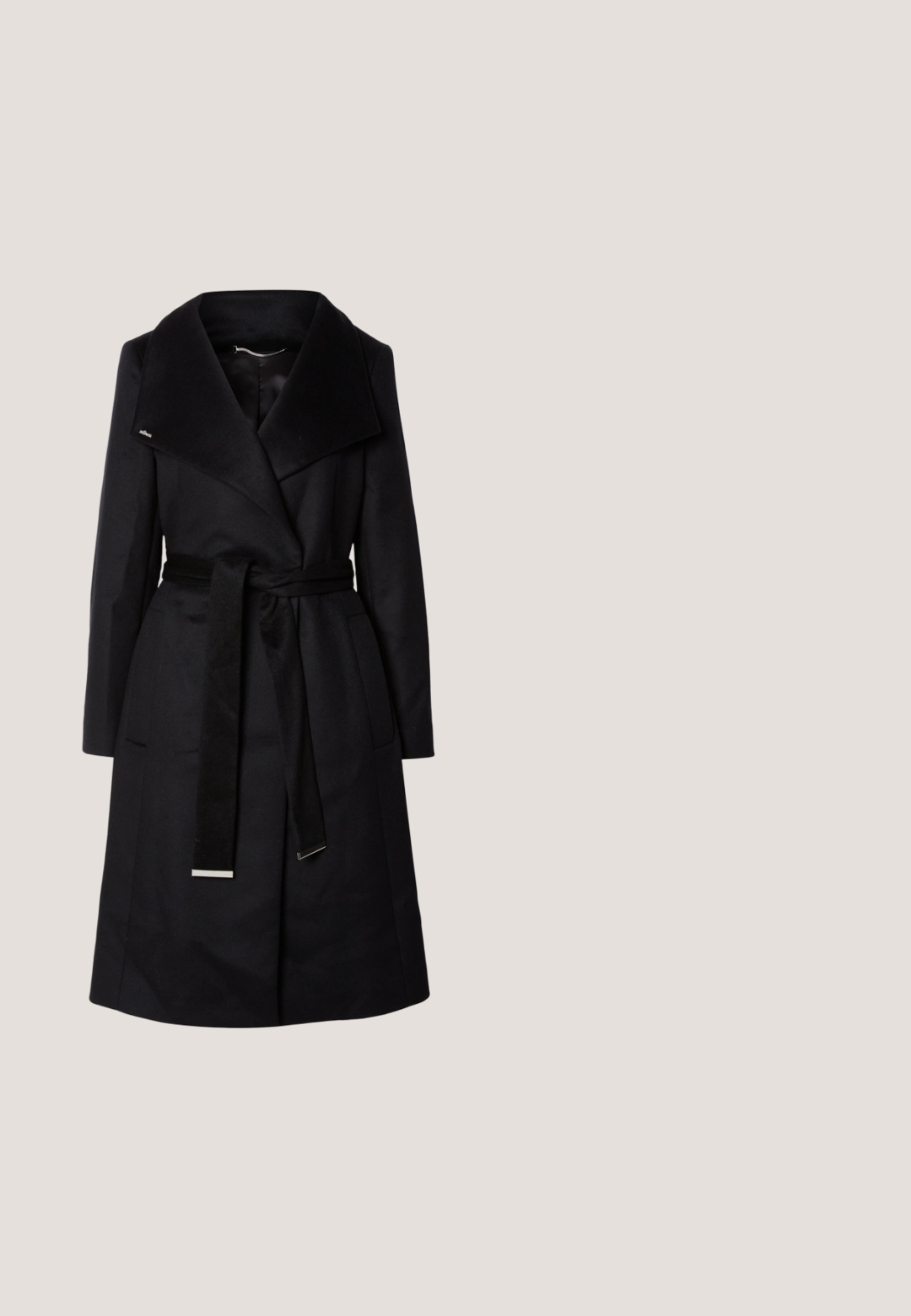 Manteau long noir en laine avec un grand col, design enveloppant, taille ceinturée et deux poches latérales. Présente une texture lisse et un matériel minimal.; Haut rose à manches courtes en tissu léger, avec un col rond, un dos à trou de serrure et un ourlet superposé à volants.; Pantalons larges noirs en tissu lisse, avec une fermeture à bouton sur le devant et deux plis avant. L'ourlet est retroussé. Design minimaliste.; Bottine beige mi-mollet à bout pointu avec un petit talon de chat et une sangle décorative avec boucle en argent sur un fond uni.; Lunettes de soleil carrées oversize noires avec verres foncés et logo Gucci doré sur la branche, vue en angle sur fond blanc.; Sac à main en cuir noir avec une anse unique et une boucle ovale dorée centrée sur le devant sur un fond uni.