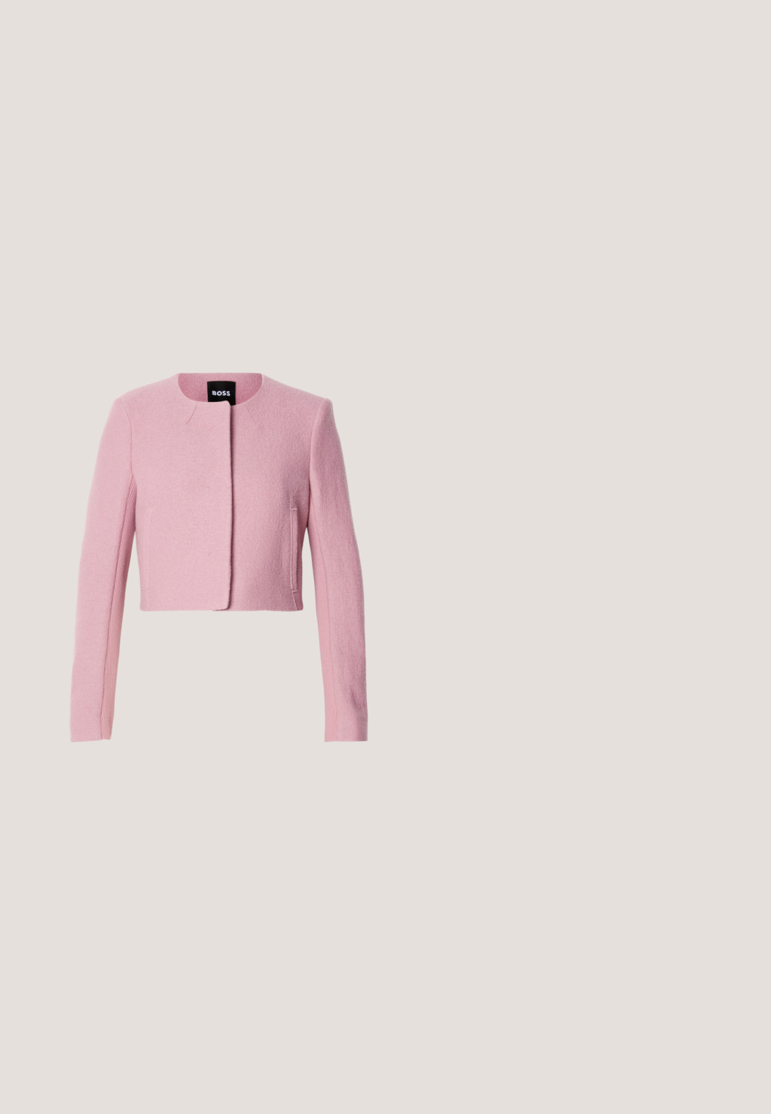 Rosa cropped Jacke aus strukturiertem Stoff mit langen Ärmeln, rundem Halsausschnitt und minimalem Verschluss vorne. Zwei seitliche Taschen sind sichtbar.; Gestreiftes Kleid in Schwarz und Weiß mit einem gerippten Textur, kurzen Ärmeln, einem hohen Ausschnitt und einer ausgestellten Silhouette, die einen lässigen Stil bietet.; Bordeauxroter Lackleder-Pumps mit spitz zulaufender Schuhspitze, breitem Blockabsatz und einem einzelnen Knöchelriemen. Glatte Textur mit glänzendem Finish.; Braune durchsichtige Katzenaugen-Sonnenbrille mit dunklen Gläsern, die auf einer weißen Oberfläche liegt.; Schwarze Lederhandtasche mit goldenem Metallreißverschluss, doppelten Obergriffen und einem abnehmbaren Schultergurt. Sie verfügt über ein dezentes Logo auf der Vorderseite.; Goldene Ohrstecker in Herzform, jeweils mit einem kleinen klaren herzförmigen Edelstein in der Mitte.