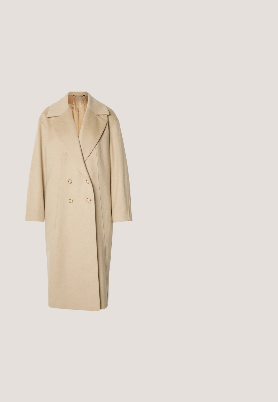 Dubbele beige wollen jas met brede revers, lange mouwen en twee grote knopen. Glad textuur met een oversized pasvorm.; Geribbeld gebreide longsleeve top in off-white met een hoge kraag en een slim fit. Heeft een verticale textuur en een cropped zoom.; Beige wijde broek met hoge taille, voorplooien, zijzakken en een aangesloten tailleband met lussen voor een riem.; Zwarte leren enkelboot met een spitse neus, gladde textuur, minimalistisch ontwerp en een lage blokhak. Zijrits gaat tot de enkel.; Beige geribde sjaal met een gestructureerd breipatroon, een driehoekig detail in het midden en een klein logo-label aan het ene uiteinde.; Bruine leren draagtas met twee smalle verstelbare schouderbanden en kleine gouden logotekst aan de bovenkant van het midden aan de voorkant.