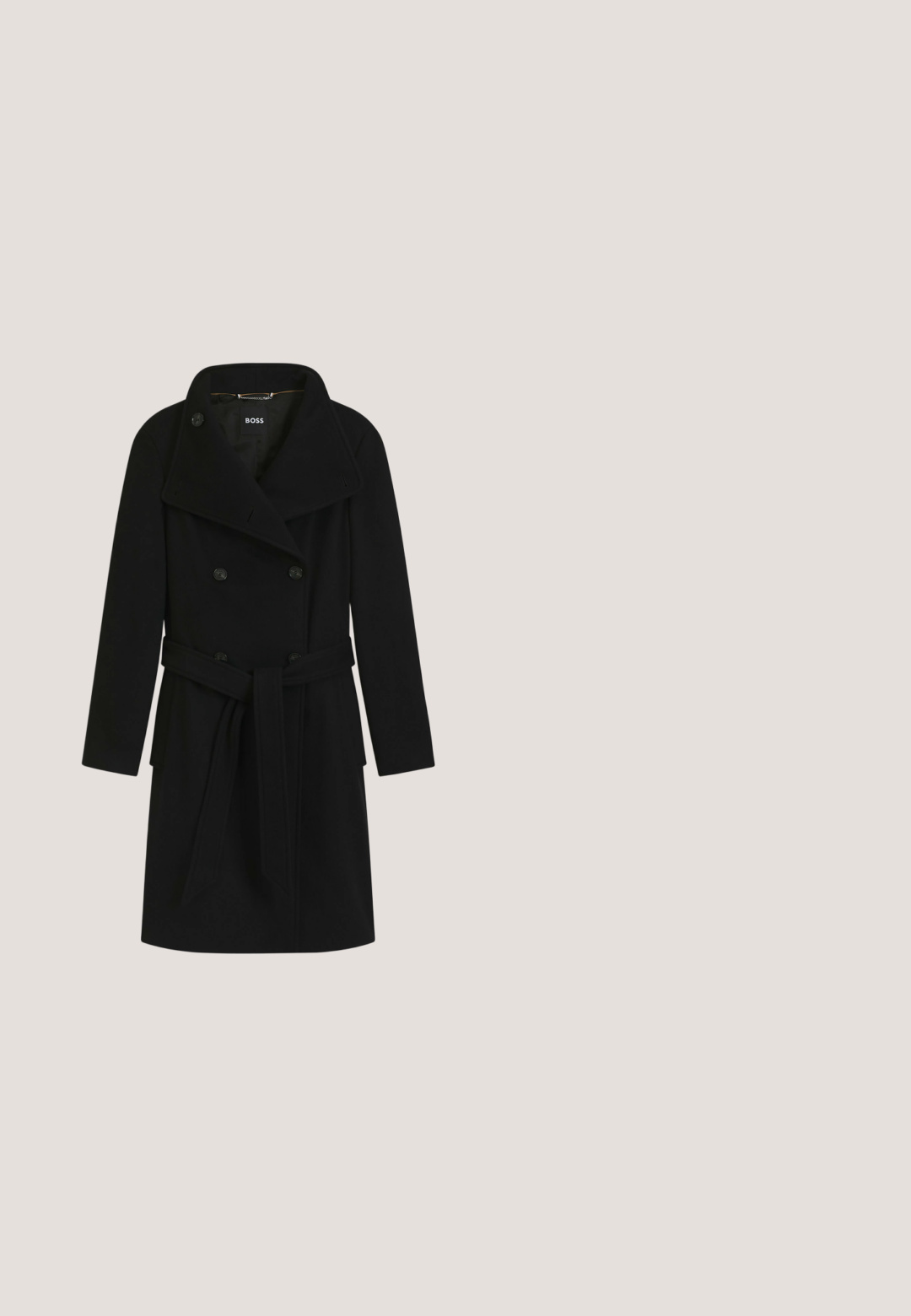 Sorte dobbeltbrystet lang frakke med brede lapels, knaplukning, bælte i taljen og sidelommer, lagt fladt på en hvid baggrund.; Sort v-hals sweater med ribstrikket struktur, lange ærmer og diskrete perforeringer på siderne. Mærket er synligt i halsudskæringen.; Sorte skræddersyede bukser med slim fit, glat front og to baglommer. Lavet af glat stof med fin syning langs sømmene.; Sorte læder bådsko med afrundet tå, stikninger, lille sløjfedetalje og gummisål. Glat tekstur og strømlinet design.; Sort rektangulær tote taske med to lange håndtag og lodrette læder accenter foran, sat mod en ensfarvet lys baggrund.; Par sølvfarvede manschetknapper med klare, rundskårne krystaller på toppen, vist på en ensfarvet hvid baggrund.