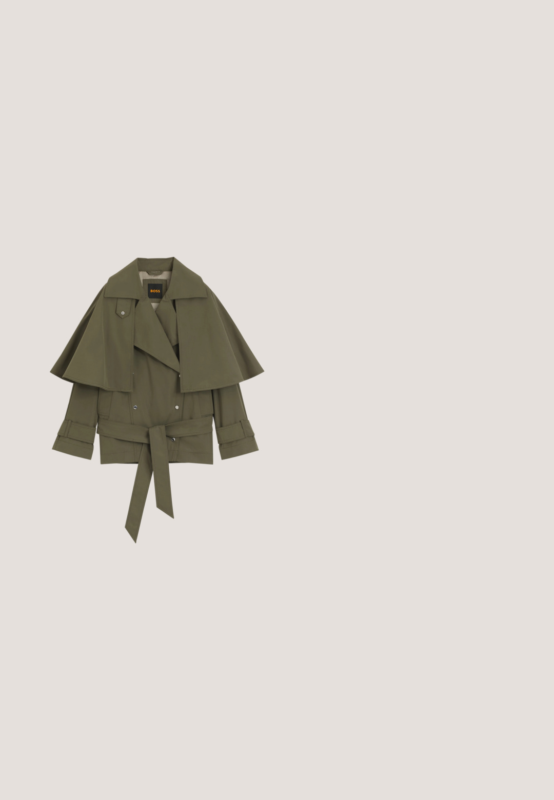 Trench-coat ceinturée vert olive avec large cape superposée, devant croisé à double boutonnage et poignets boutonnés, étiqueté BOSS.; T-shirt à manches longues en gris clair, fabriqué dans un tissu doux et texturé. Il présente un col rond et une silhouette ajustée. Conception simple et polyvalente.; Pantalons en denim bleu marine avec une taille élastique et un cordon de serrage. Design à jambe large avec des ourlets finis et une surface lisse et texturée.; Mocassin en daim beige avec bout arrondi, coutures mocassin et semelle en caoutchouc segmentée conçue pour un port décontracté.; Sac à main vert olive avec deux poignées supérieures et une longue bandoulière réglable. Texture lisse avec ferrures argentées et logo embossé sur le devant.; Des boucles d'oreilles en argent en forme de créoles présentent des pierres précieuses claires alternées de différentes formes, montées dans un design métallique texturé avec un fermoir sécurisé.