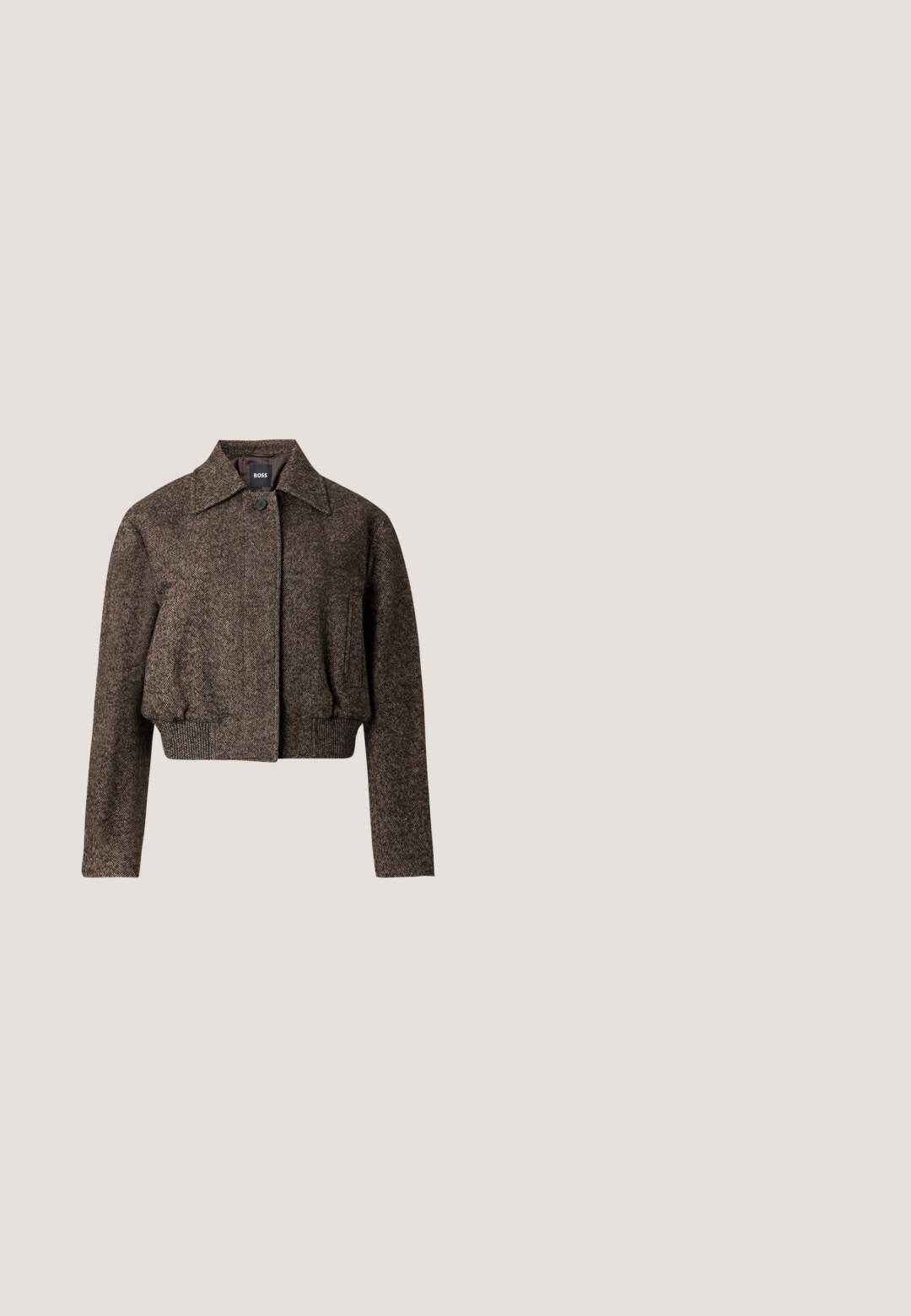 Bruine cropped jas van een wolmix in visgraatmotief met kraag, eenknopsluiting, elastische tailleband en lange mouwen van BOSS.; Zwarte, gestructureerde blouse met lange mouwen, ronde hals en keyhole-knopsluiting aan de achterkraag.; Zwarte high-waist rechte jeans met knoopsluiting en zakken aan de voorkant, platliggend afgebeeld op een lichtgrijze achtergrond.; Zwarte leren hoge hak slingback schoen met spitse neus, crisscross bandontwerp en slanke stilettohak. Smooth textuur en minimale accenten.; Zwarte glanzende rechthoekige handtas met bovenhandvat, gouden hardware en afneembare riem, geplaatst op een effen lichte achtergrond.; Zilveren oorknopjes in schelpvorm met textuuraccenten en gladde rondingen, voorzien van een doorzichtige achterkant voor een veilige bevestiging.