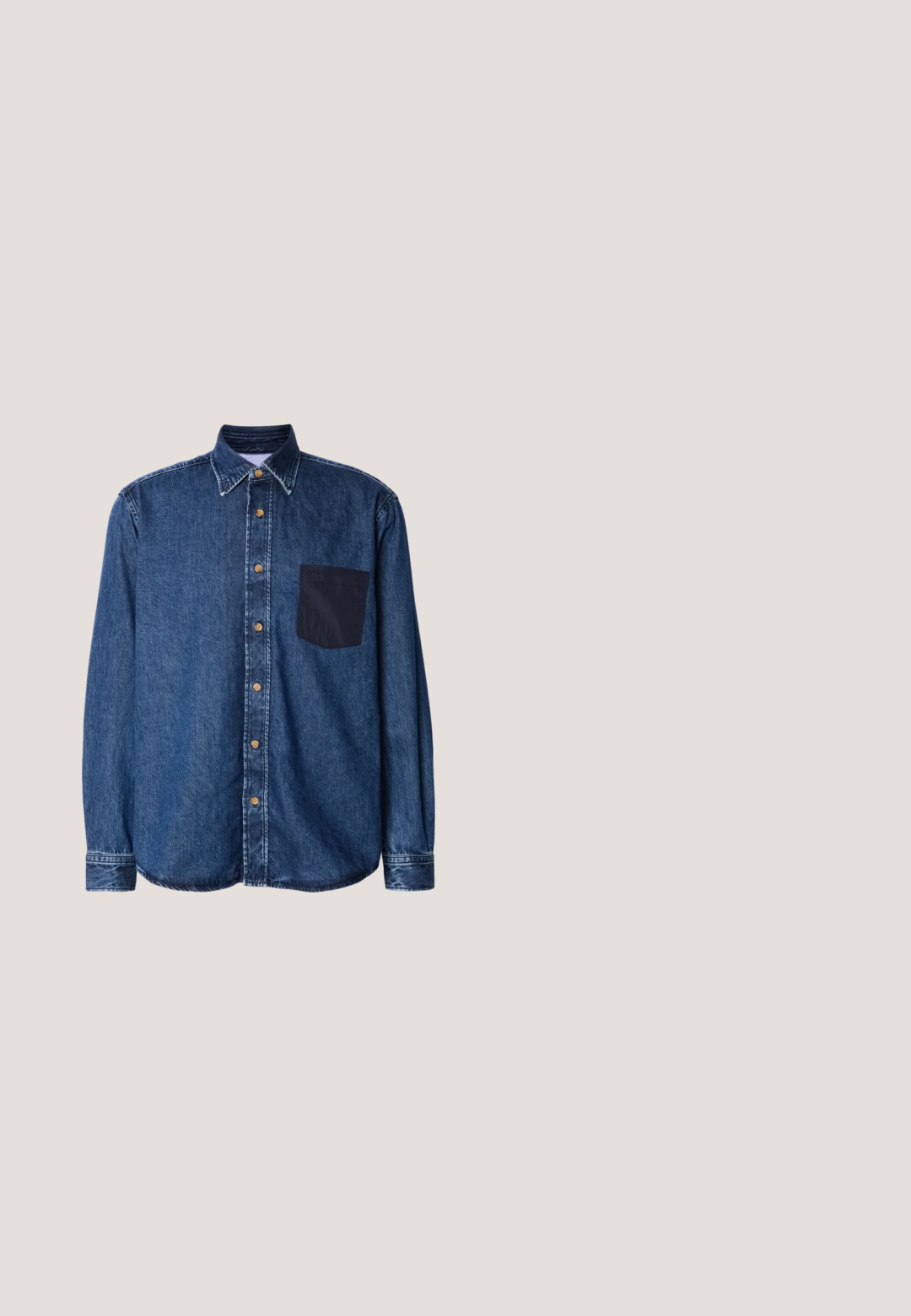 Tummansininen denim pitkähihaine shirt, jossa on napitettava etuosa, pyöristetty helma ja vasemmalla rinnassa paikka-tasku. Sisältää ruskeat napit.; Valkoinen collegepaita pitkillä hihoilla, pyöreällä kaula-aukolla ja huomaamattomalla logopatchilla. Sileä pinta ja ribbaatut hihansuut ja helma antavat mukautuvan ilmeen.; Wrangler WRANCHER - Straight leg -farkut - faded; Musta AllSaintsin nahkainen lenkkari, jossa valkoinen pohja, mustat nauhat ja logo sivussa, kelluu harmaan heijastavan lattian yläpuolella.; Musta nahkainen olkalaukku, jossa on sileä pinta, etutasku vetoketjulla, säädettävä hihna ja tyylikäs neliönmuotoinen design.; Musta nahkavyö hopeanvärisellä suorakaiteenmuotoisella soljella ja pienellä hopeisella lenkillä, kierrettynä valkoisella taustalla.