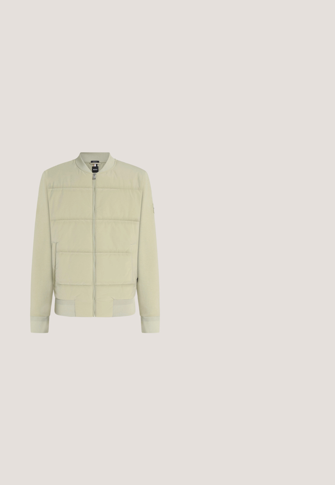 Blouson bomber matelassé beige clair avec fermeture éclair à l'avant, col, poignets et ourlet côtelés, et poches latérales.; Polo blanc à manches courtes avec une patte de boutonnage à deux boutons et une texture subtile côtelée verticale, posé à plat sur un fond clair.; Chinos vert clair en tissu de coton lisse, avec fermeture à boutons, poches latérales et coupe droite.; The Antipode Chaussons - cream; Sac de week-end beige en velours côtelé avec double poignées, fermeture à rabat, poche zippée à l'avant et petite poche à rabat sur fond blanc.; Ceinture en daim beige avec une boucle rectangulaire en métal sombre, plusieurs trous d'ajustement et une boucle cousue sur fond blanc.