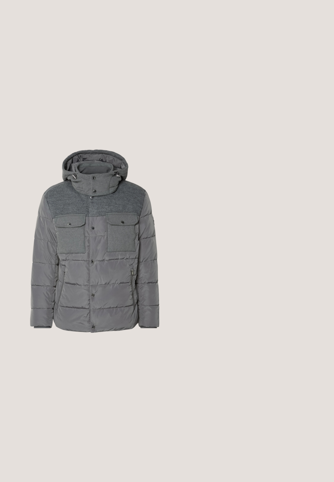 Veste rembourrée grise avec une partie supérieure en tricot, fermeture à boutons-pression, deux poches poitrine et une capuche. Présente une texture matelassée et une poche zippée.; Sweat à capuche gris clair avec une poche avant, un cordon de serrage ajustable et un petit logo carré sur la poitrine. Tissu doux et coupe standard.; T-shirt blanc uni à manches courtes et col rond avec logo "BOSS" discrètement embossé sur le côté gauche de la poitrine.; Jean denim bleu foncé à coupe droite, avec un design traditionnel à cinq poches, des coutures visibles et une fermeture bouton à la taille.; Botte Chelsea en cuir noir avec des détails brogue, panneaux latéraux élastiques, languette de traction et petit talon, présentée en suspension au-dessus d'un sol d'intérieur moderne.; Sac de voyage rectangulaire noir avec doubles poignées, bandoulière réglable, poche zippée à l'avant et petit logo "BOSS" à l'avant.
