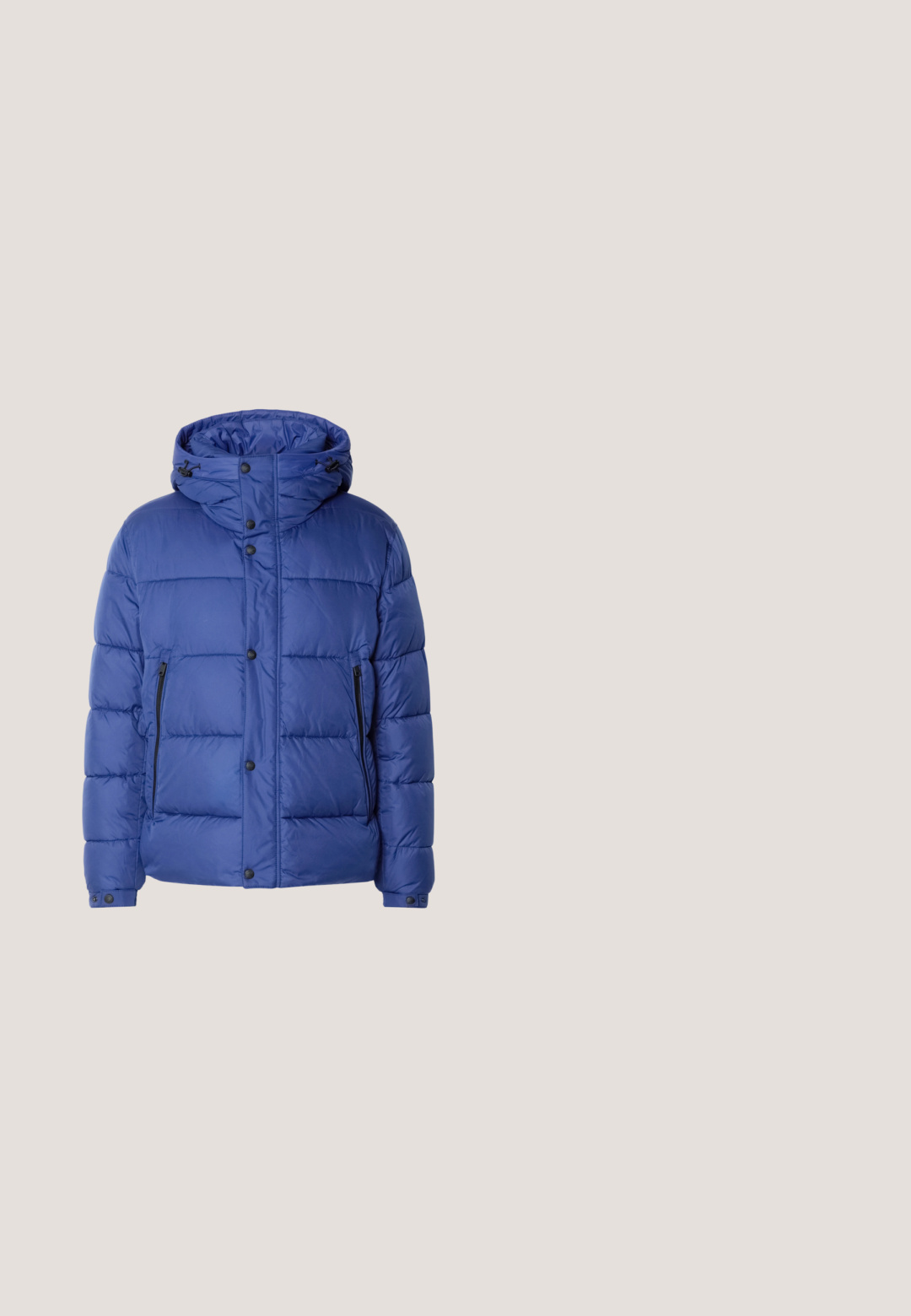 Sinine puhvjakot, millel on kõrge krae, nööbid ees, kaks tõmblukuga külgehte taskut ja kapuuts, millel on nöörid.; Mustmustük pikkade varrukatega crewneck-sweater, mille vasakul rinnal on väike valge "BOSS" logo, ribitud varrukate ja allääriga, esitatud valge tausta ees.; Valge puuvillane T-särk lühikeste varrukatega, ümar kaelus ja reljeefne "BOSS" logo rinnal. Lame tekstuur, standardne lõige.; Tumedat sinised denim teksad sirge säärega disainiga, millel on taskud ja nööpkinnitus taljes. Pehme tekstuur, minimaalne pleekimise detail.; Mustad nubuk Chelsea saapad elastsete külgpaneelide, ümarate varvaste ja madala kummitaldiga. Tagaküljel on tõmblõng lihtsaks jalga panemiseks.; Mustast nahast spordikott, millel on kaks ülemist käepidet, eemaldatav õlarihm ja väike "Hugo" logo keskel ülaosa tõmbluku lähedal.