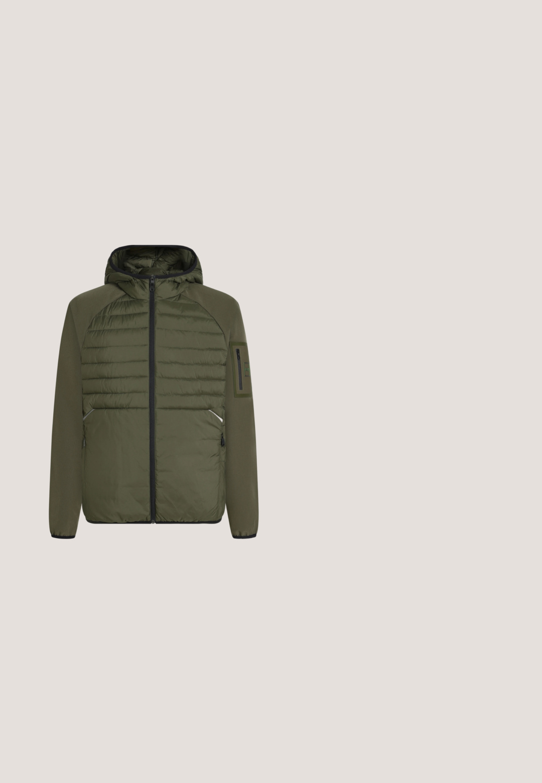Olivgrüne Kapuzenjacke mit gestepptem Vorderteil, durchgehendem schwarzen Reißverschluss, Reißverschlusstaschen und Reißverschlusstasche am linken Ärmel.; Hellbeiger Pullover mit hohem Kragen und halblangem Reißverschluss vorne. Strickstoff mit gerippten Bündchen und kleinem Logo-Patch auf der Brust.; Graues T-Shirt mit kurzem Arm und Rundhalsausschnitt, mit kleinem weißen HUGO-Logo auf der linken Brust und rotem Innenetikett am Hals.; Dunkelgraue Sweatpants aus weichem Stoff, mit einem elastischen Bund und einer Kordel, schmal zulaufenden Beinen und elastischen Bündchen an den Knöcheln.; Beiger Wildleder-Slipper mit schwarzer Sohle, der auf einem hellbraunen strukturierten Teppich liegt, mit einem runden Holzcouchtisch und Büchern im Hintergrund.; Kompakte schwarze Umhängetasche mit verstellbarem Schulterriemen, vorderer Reißverschlusstasche und Metalllogo "BOSS" auf glatter Oberfläche.