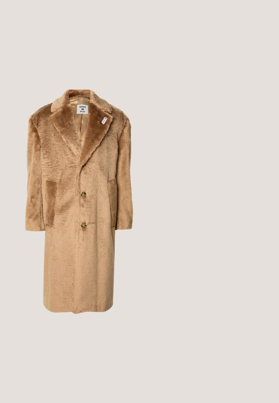Abrigo de pelo sintético marrón con cuello de muesca, dos bolsillos delanteros y cierre de doble botón. Textura suave con un corte relajado.; BOSS AKOPPO - Polo - open yellow; Pantalones deportivos beige cónicos con cintura elástica, cordón ajustable, bolsillos laterales, puños acanalados en los tobillos y parche con logo rojo en el muslo derecho.; Botín Chelsea de ante marrón oscuro con paneles elásticos laterales, puntera redondeada y una suela de goma negra. Cuenta con una lengüeta para facilitar el uso.; Bolso cruzado de cuero negro con una superficie texturizada, que presenta un bolsillo con cremallera en la parte frontal, correa ajustable y acentos de hardware metálico.; Pulsera de cadena de metal negro con un colgante redondo de moneda grabada y un cierre de langosta con una pequeña etiqueta de marca.