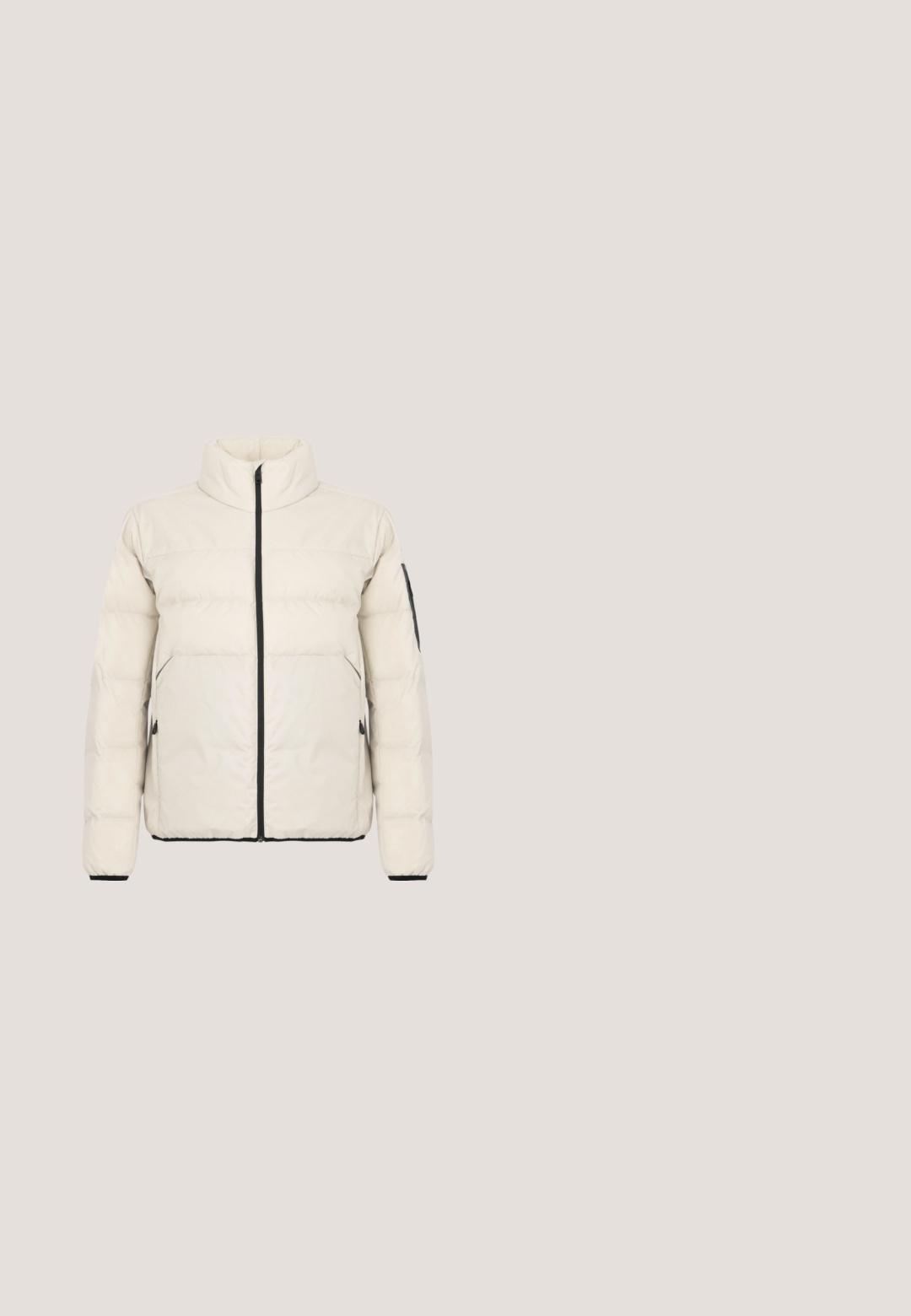 Chaqueta acolchada color beige claro con cuello alto, cierre frontal negro, bolsillos laterales con cremallera y un bolsillo con cremallera en la manga izquierda.; Sudadera blanca con capucha en tejido suave; presenta un bolsillo canguro frontal, puños acanalados y un logo con "Calvin Klein" sobre una "K" estilizada.; Camiseta beige de algodón con cuello redondo y mangas cortas, con pequeño logo blanco "cK" en el lado izquierdo del pecho.; Vaqueros de mezclilla azul claro con corte recto, cinco bolsillos y un ligero desgaste. Cuentan con un cierre de botón y cremallera, así como una cinturilla clásica.; Botines de ante beige con suela de goma negra, diseño con cordones y un pequeño logotipo grabado en el lateral, que cuenta con una lengüeta en la parte posterior.; Bolso bandolera compacto verde oliva con bolsillo frontal, correa negra ajustable, cierre de cremallera y placa con el logo de Calvin Klein.