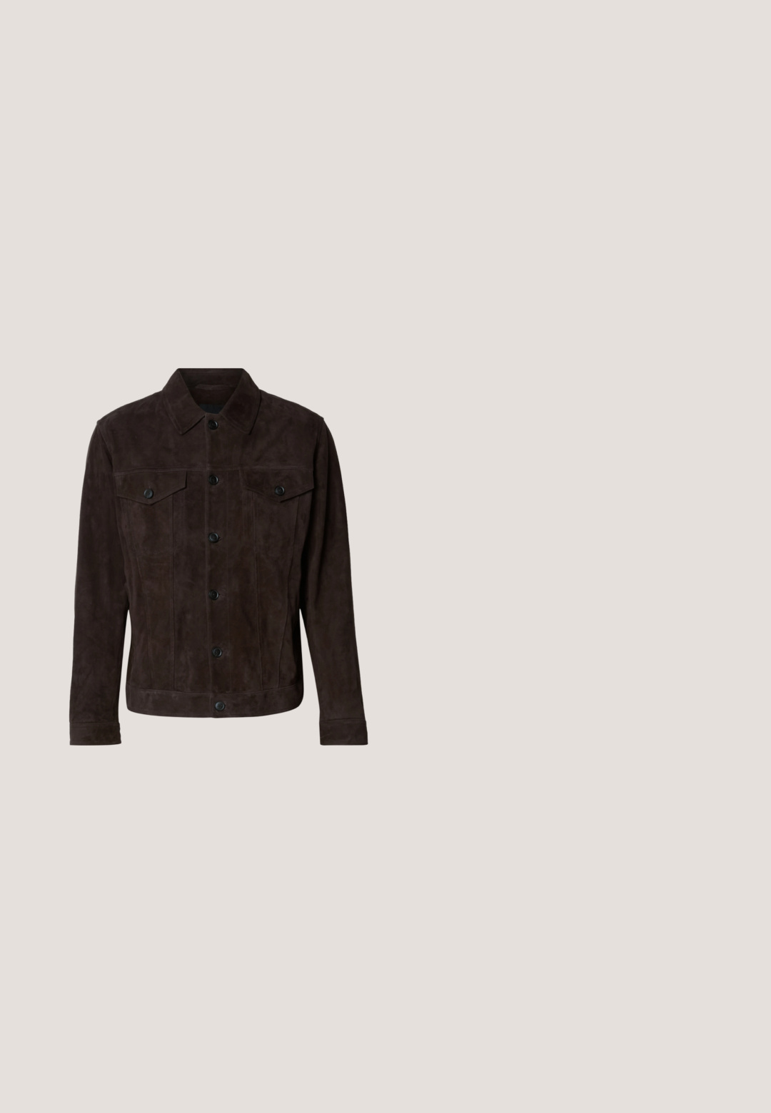 Mørkebrun ruskindjakke med knaplukning foran, to brystlommer med klapper og knapper, lange ærmer og en klassisk krave.; Mænds mørkeblå sweater, strikket stof, halv lynlås krave, ribbede manchetter og kant, subtilt logo detalje på brystet, glat tekstur.; Lys blå skjorte med knapper og vertikale hvide striber, lange ærmer og en brystlomme. Har et lille logo på den nederste del.; Straight-cut falmede sorte denim jeans med knap- og lynlåslukning, bæltestropper og forlommer på hvidt baggrund.; Brune læder Chelsea-støvle med en tekstureret overflade, elastiske sidepaneler og en trækflig. Har en gummisål for bedre trækkraft.; Sort læder crossbody taske med justerbar rem, klaplukning og lille metal logo plade foran.