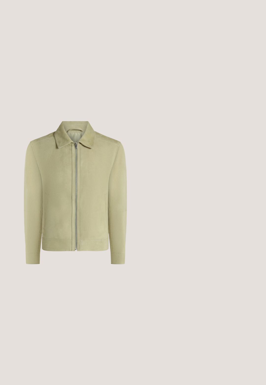 Chaqueta de ante beige claro con cuello en punta, mangas largas y cierre de cremallera frontal, mostrada sobre un fondo blanco liso. Sin logotipos visibles.; Suéter de punto color beige claro con mangas largas, cuello redondo y puños acanalados sutiles. Presenta un pequeño logo dorado en el pecho.; Camisa blanca de manga larga con botones, con sutiles rayas verticales y un bolsillo en el pecho, abotonado, en el lado izquierdo.; Vaqueros de mezclilla azul claro con un corte recto, diseño de cinco bolsillos y una cintura con cierre de botón y cremallera. Textura suave.; Botines de ante marrón con paneles laterales elásticos y una lengüeta. Punta redondeada y suela plana de goma, con acentos de textura contrastante.; Bolso bandolera cuadrado verde con correa ajustable y logo plateado "BOSS" en el centro delantero.