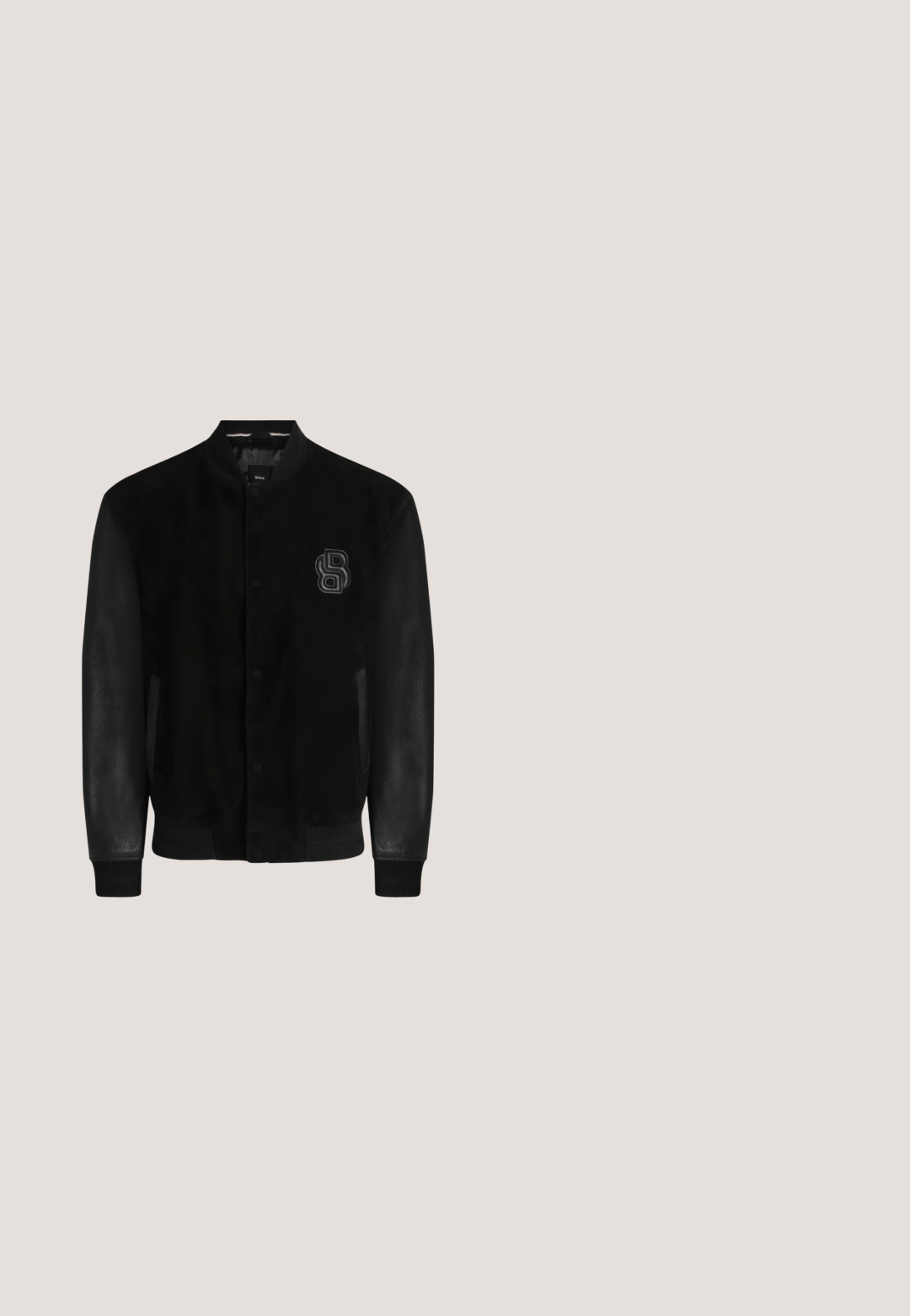 Schwarze Collegejacke mit strukturierten Lederärmeln, Druckknöpfen, gerippten Bündchen und einem erhabenen, gestickten "B" Logo auf der linken Brust.; Weißes Langarm-Hemd mit Knöpfen und Knopfkragen, Fronttasche mit einem kleinen bestickten braunen und schwarzen "B"-Logo.; Schwarze Denim-Jeans mit geradem Bein, mittlerer Bundhöhe, fünf Taschen und Knopfverschluss. Dezente, ausgeblichene Textur über das gesamte Material.; Schwarzer Lederloafer mit elegantem Design, ausgestattet mit einem strukturierten Band und einer glatten Oberfläche. Vor einem weichen, hellen Hintergrund präsentiert.; Marineblaue Krawatte mit diagonalen roten und hellgrauen Streifen, gefertigt aus einem glatten Stoff, mit einer spitzen Spitze und einem kleinen Logoetikett nahe dem unteren Ende.; Schwarzer Ledergürtel mit silberner rechteckiger Schnalle und metallischem "GUESS"-Logo nahe der Schnalle, aufgerollt auf weißem Hintergrund.