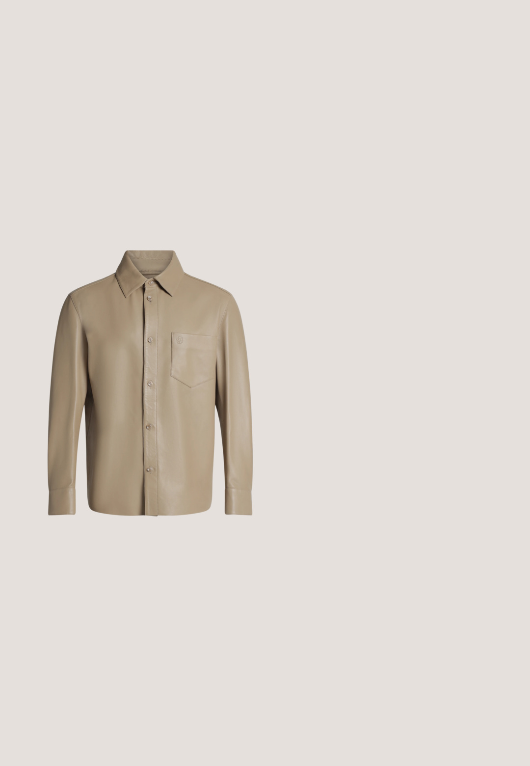 Chemise en cuir beige à manches longues avec boutons, poche poitrine et col pointu, présentée à plat sur un fond clair.; Pull en maille blanc à manches courtes avec motif texturé, col rond, poignets et ourlet côtelés, étiquette Boss au niveau du col.; Pantalon blanc sur mesure avec plis devant et pattes d'ajustement latérales, suspendu sur un fond uni.; Chaussure habillée en cuir marron foncé à lacets flottant au-dessus d'un tapis beige clair avec une table brillante de couleur ambre en arrière-plan.; HUGO Trousse de toilette - black; Ceinture en cuir noir avec motif de texte « HUGO » embossé et boucle noire mate, présentée enroulée sur fond blanc.
