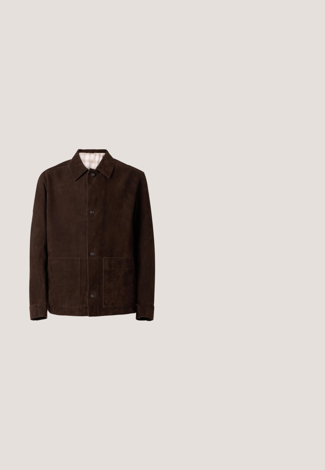 Dunkelbraune Wildlederjacke mit Knopfleiste vorne, Hemdkragen, langen Ärmeln und zwei aufgesetzten Taschen vorne auf einfarbig hellem Hintergrund.; Beige Langarm-Polo-Pullover aus Strickstoff, mit einem Reißverschluss am Ausschnitt und geripptem Saum. Einfacher, einfarbiger Look ohne Muster.; Hellgrünes kurzärmeliges gestricktes T-Shirt mit rundem Ausschnitt und dezenten vertikalen Strukturmustern.; Grau maßgeschneiderte Hosen mit glatter Textur, schlanker Passform und flachem Vorderteil. Enthält Gürtelschlaufen und einen klassischen Schnitt.; Dunkelgrüne Wildlederschuhe mit glatter Oberfläche, runder Zehenform, genähten Akzenten und einer schwarzen Gummisohle.; Schwarze rechteckige Lederaktentasche mit zwei Griffen, frontaler Reißverschlusstasche und abnehmbarem Schulterriemen vor schlichtem hellem Hintergrund.