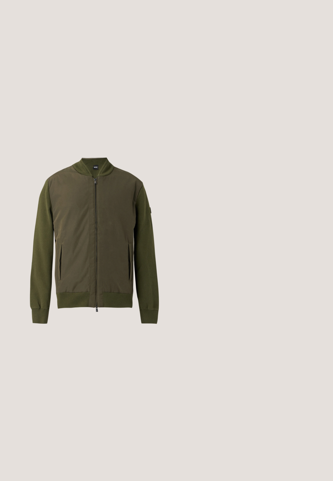 Veste bomber vert olive à fermeture éclair avec poignets, col et bas côtelés, et poches latérales.; Sweatshirt blanc à manches longues avec col, poignets et ourlet côtelés roses, arborant un petit logo "BOSS" rose centré sur la poitrine.; T-shirt rose uni manches courtes col rond avec un petit patch logo carré sur la poitrine gauche et une étiquette noire de marque au col.; Jean droit en denim bleu clair avec fermeture par bouton et zip, poches avant et arrière, et passants de ceinture à la taille.; Bottine en cuir noir avec une finition brillante, design à lacets, col rembourré et semelle en caoutchouc robuste avec des grips de traction.; Mallette en cuir noir texturé avec poignées supérieures et bandoulière réglable, posée sur un fond blanc uni.