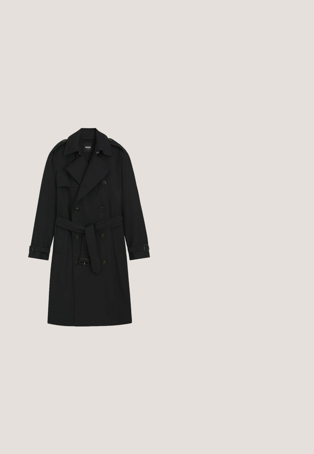 Sort dobbeltradet trenchcoat med brede revers, knappede stropper på ærmerne, taljebælte og skulderepauletter.; Sort langærmet crewneck sweater med lille hvidt "KL" logo på venstre bryst.; Hvid langærmet skjorte med klassisk krave, knaplukning og detaljerne ved manchetterne. Fremstillet af glat stof med en almindelig pasform og label i sidesømmen.; Sorte bukser med lige ben, der har plisseringer, en enkelt knaplukning og bæltests. Fremstillet af glat stof.; Sort lædersko til mænd med snørebånd og let hæl, med en kappe ved tåen og subtile perforerede detaljer.; Sort rektangulær bærbar computertaske med dobbelthåndtag og justerbar skulderrem, med lille hvid Karl Lagerfeld-logo foran.