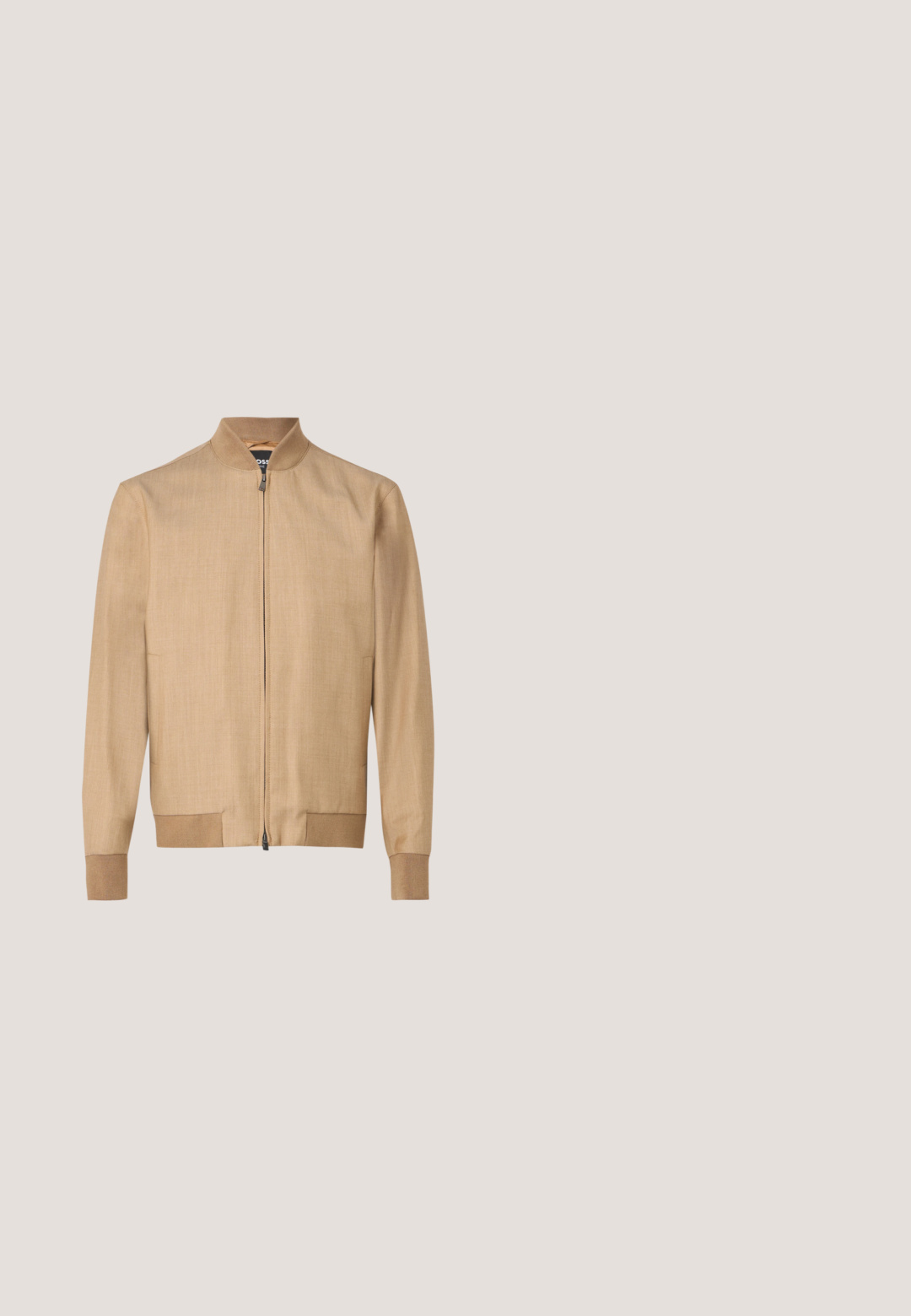 Chaqueta bomber beige con cremallera, con cuello, puños y bajo acanalados, fabricada con tejido ligero, mostrada sobre un fondo liso.; Polo negro de manga corta con un patrón de diamantes texturizado, que presenta un cuello con solapa y dobladillo y mangas acanaladas.; Bermudas blancas hechas de una tela ligera con un corte relajado, que cuentan con un solo botón marrón y bolsillos delanteros.; Botín Chelsea de cuero negro con paneles laterales elásticos, tiradores y un tacón bajo sobre un fondo blanco.; Gafas de sol de tono marrón con un diseño octagonal, marco metálico delgado en gris y puntas de patilla de plástico transparente. Cuenta con almohadillas nasales ajustables.; Bolso bandolera de cuero negro con textura suave, que cuenta con un bolsillo frontal con cremallera, correa ajustable y un diseño cuadrado elegante.