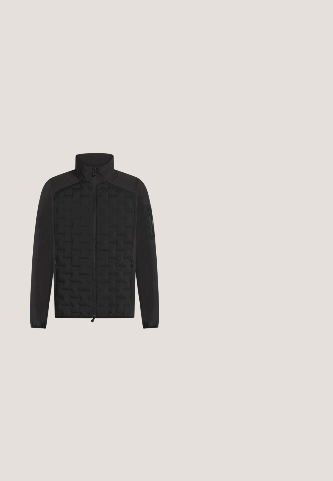 Schwarze, leichte Jacke mit gestepptem Vorderteil, durchgehendem Reißverschluss, hohem Kragen, langen Ärmeln und Reißverschlusstasche am linken Ärmel.; Schwarzes Langarmshirt aus glattem Stoff, mit Knopfverschluss, klassischem Kragen und einem kleinen roten Markenpatch auf der Brust.; Beige strukturierte Leggings mit hohem elastischem Bund, schlanker Passform und dezentem Markenlogo am rechten Oberschenkel.; Schwarze Sneaker mit glattem Lederobermaterial, runder Zehenpartie, flachen Schnürsenkeln, gepolstertem Kragen und minimalistischem Design. Gummisohle mit subtiler Profilierung.; Schwarze Leder-Duffel-Tasche mit glatter Textur, runder Form, doppelten Griffen und verstellbarem Schultergurt. Verfügt über einen Reißverschlussverschluss.; Marineblauer Wildledergürtel mit einer silbernen Metallschnalle, der eine glatte Oberfläche und einen verstellbaren Riemen für einen sicheren Sitz aufweist.