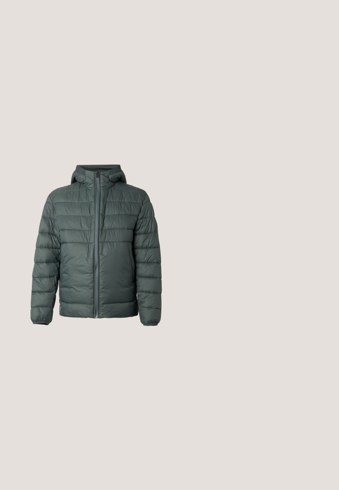 Veste matelassée vert foncé avec fermeture éclair sur le devant et capuche attachée, vue de face sur un fond clair uni.; T-shirt noir à manches courtes avec un graphisme abstrait d'araignée en blanc cassé centré et le mot "BOSS" sur la poitrine.; Jean denim bleu clair avec une ceinture bleu foncé, coupe droite, cinq poches et détails de couture visibles.; Bottines Chelsea en cuir marron avec des panneaux élastiques sur les côtés, bout arrondi, languette de tirage et un léger talon avec une semelle texturée.; Sac de sport en cuir marron avec deux poignées, une bandoulière noire réglable et un petit logo "BOSS" au centre à l'avant.; Ceinture en cuir marron foncé avec une boucle métallique rectangulaire noire, enroulée sur un fond blanc.