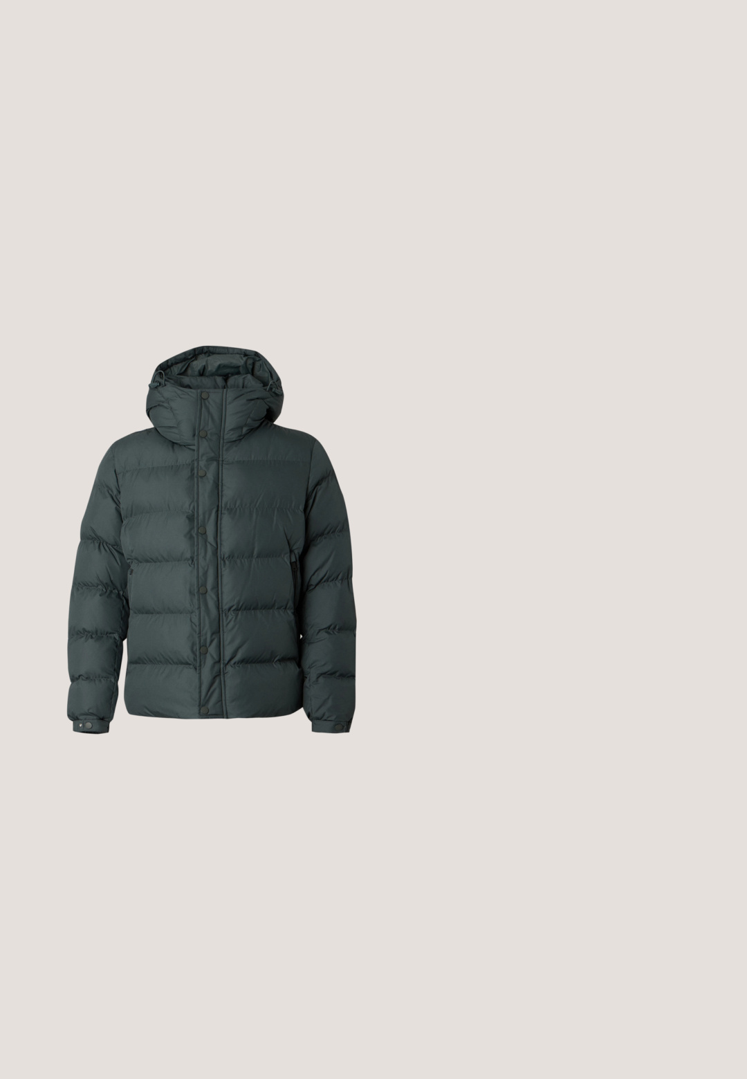 Chaqueta de invierno acolchada de color verde oscuro con capucha, botones automáticos delanteros, mangas largas y puños ajustables, mostrada sobre un fondo liso.; Sudadera de manga larga color gris claro con cuello redondo, con un pequeño parche cuadrado con el logo en el pecho izquierdo y puños y dobladillo acanalados.; Camiseta de algodón blanca con mangas cortas, escote redondo y una textura suave. No se observan patrones ni detalles.; Pantalones de pana topo con cintura elástica, trabillas para cinturón y cordón, corte recto sobre fondo blanco liso.; Bota Chelsea de ante marrón claro con paneles laterales elásticos, lengüeta en el talón y suela de caucho.; Pequeño bolso cruzado gris con correa ajustable, bolsillo frontal con cremallera y logo "BOSS" en relieve en el panel frontal.