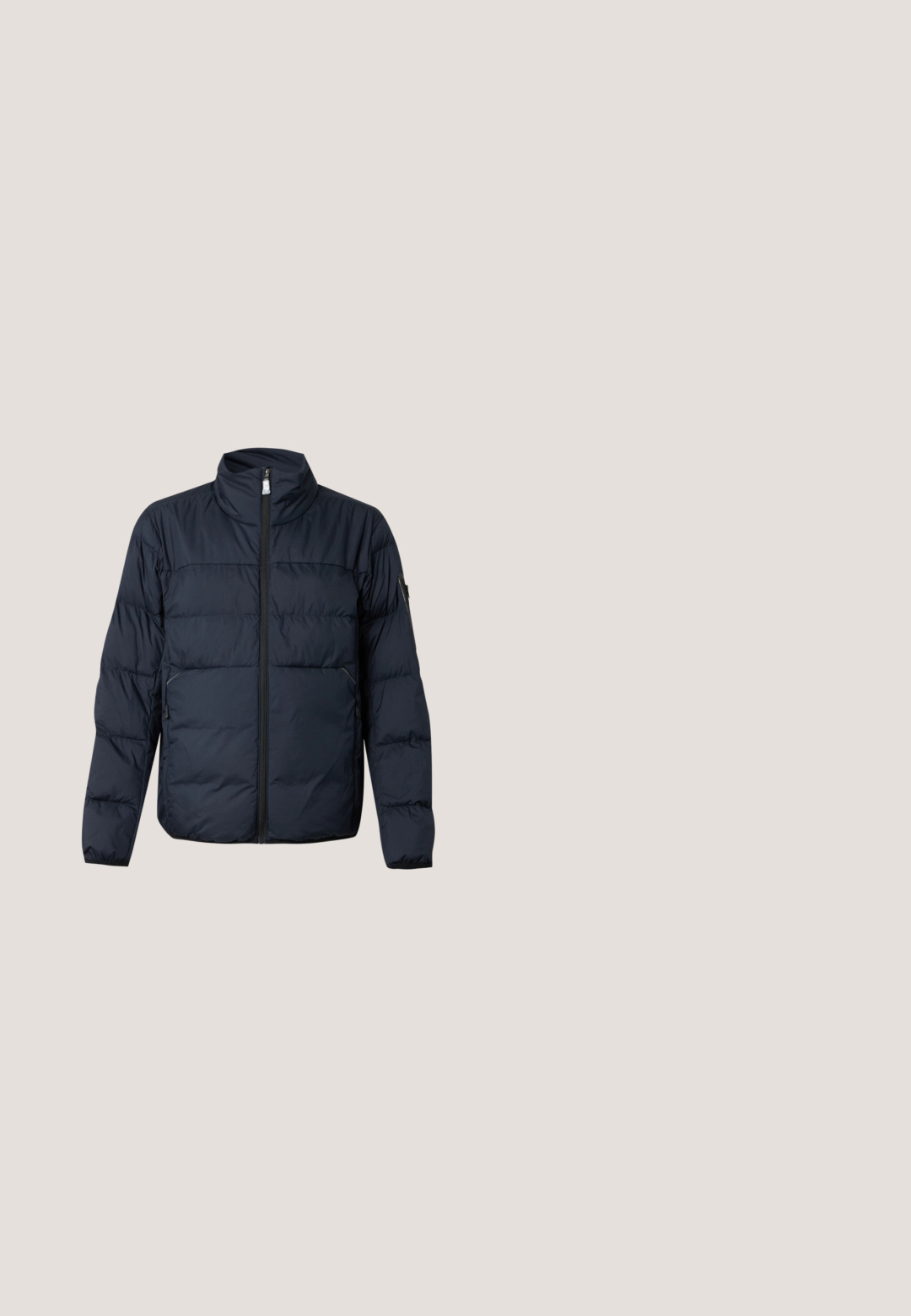 Veste matelassée bleu marine à manches longues, fermeture éclair sur le devant, col montant et poches latérales zippées sur un fond clair uni.; Pull en maille torsadée bleu marine avec poignets et ourlet côtelés, et texte "GUESS" brodé sur la poitrine.; Chemise henley bleu marine à manches longues avec texture côtelée, quatre boutons, logo crocodile Lacoste sur la poitrine et étiquette de la marque près de l'ourlet.; Jean bleu foncé avec une coupe droite, un design à cinq poches et un léger effet délavé. Fabriqué en tissu denim avec des détails de couture classiques.; Bottines Chelsea en suède marine avec des panneaux élastiques sur les côtés et une languette. Semelle en caoutchouc noir avec une finition texturée pour une meilleure adhérence et durabilité.; Sac à main bleu marine texturé avec fermeture éclair, deux tirettes de fermeture, bandoulière réglable et design plat, convient à un usage décontracté.