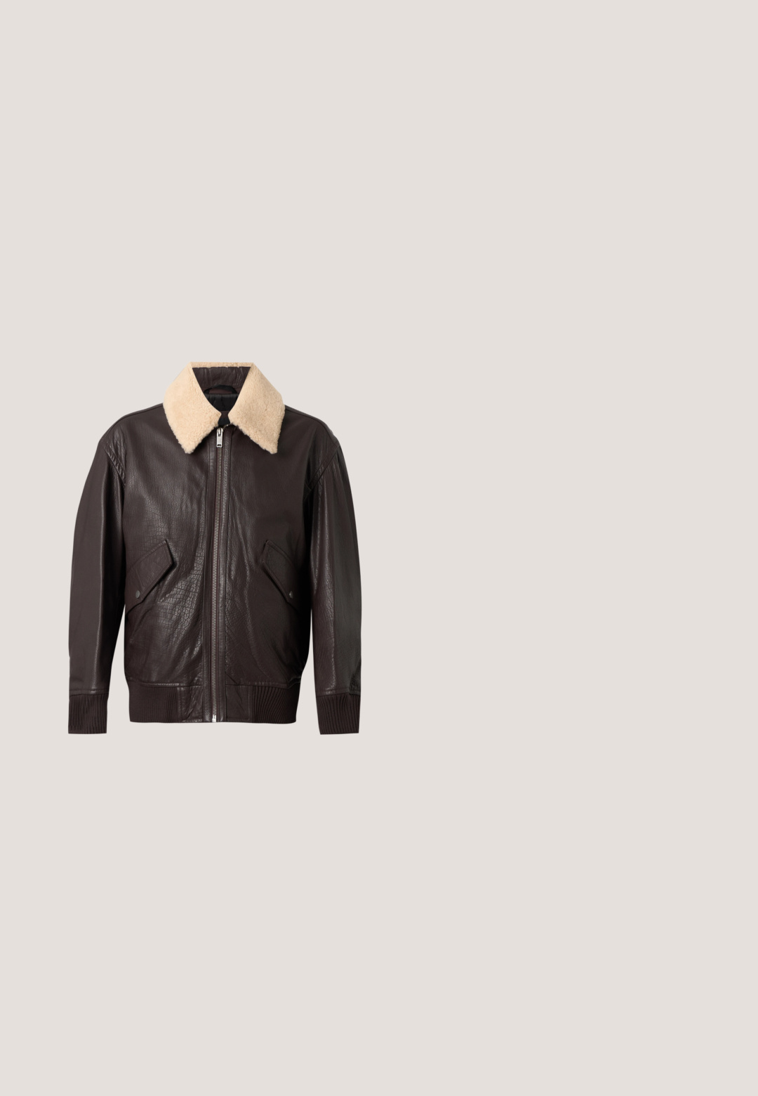 Veste en cuir marron foncé avec fermeture éclair sur le devant, deux poches à rabat, poignets et bas côtelés, et un col en polaire crème.; Sweat-shirt marron uni à manches longues et col rond, avec poignets et ourlet côtelés, présenté sur un fond blanc.; Polo blanc à manches courtes avec trois boutons, col et logo subtil sur la poitrine gauche, présenté sur un fond uni.; Pantalon marron droit pour homme avec poches avant, passants de ceinture, fermeture par bouton et détails de coutures apparents.; Bottine Chelsea en daim brun foncé avec des panneaux élastiques sur les côtés, une pointe arrondie et une semelle en caoutchouc noir. Comprend une languette pour un enfilage facile.; Sac bandoulière en cuir texturé marron foncé avec plusieurs compartiments zippés et une poche avant à rabat.