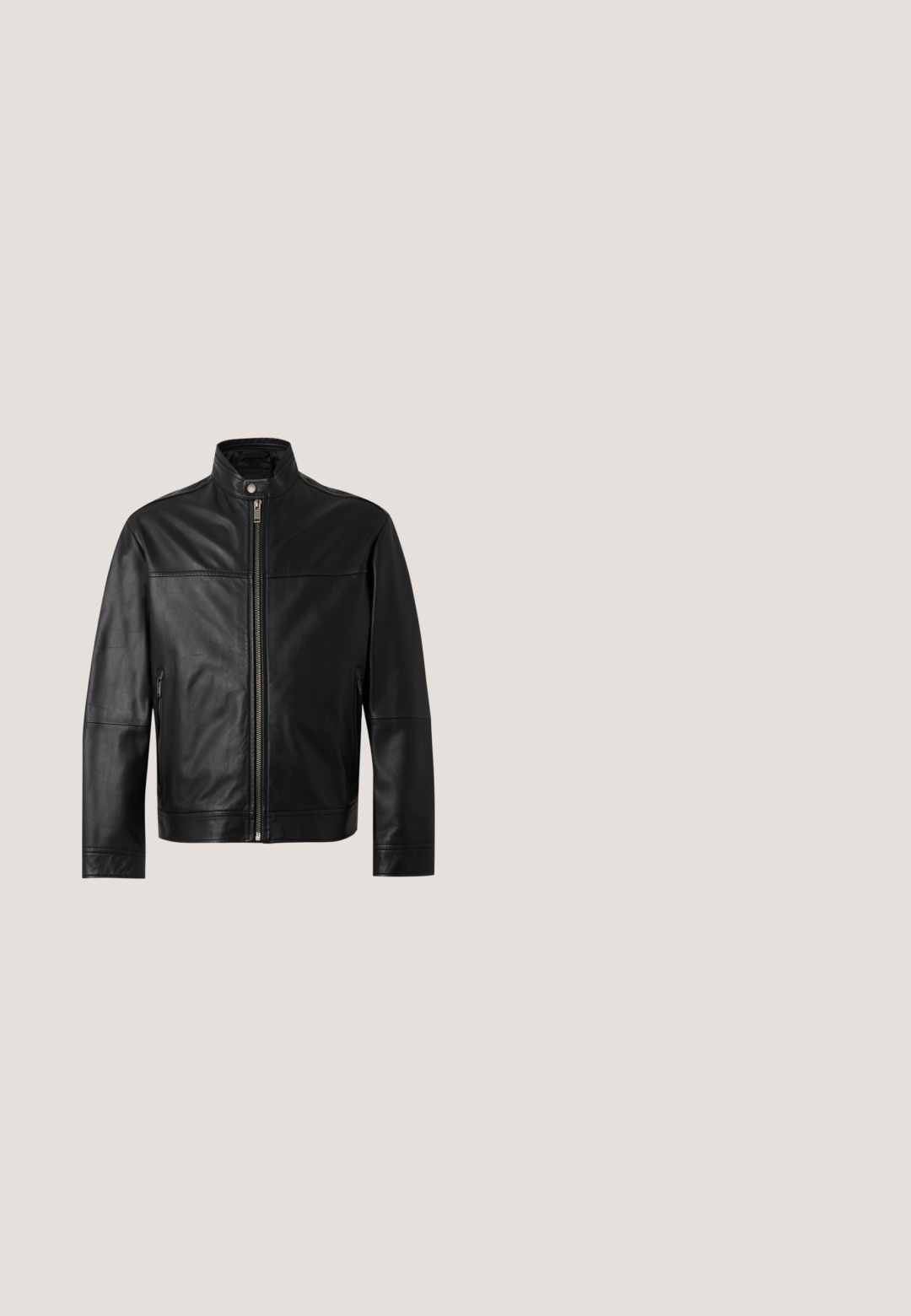 Chaqueta de cuero negra con cuello alto, cremallera frontal completa, cierre de botón a presión y bolsillos laterales con cremallera, mostrada sobre un fondo sencillo.; Camisa azul claro de manga larga con botones. Hecha de tela texturizada con un cuello clásico, presenta un logo sutil en el pecho y puños con botones.; Chinos de algodón color beige claro con un diseño de pierna recta, que presentan un cierre de botón y dos bolsillos laterales. Textura suave sin patrones visibles.; Botín Chelsea de ante negro con paneles elásticos laterales, punta redondeada y una lengüeta. Suela plana con un discreto logo en relieve en el talón.; Bolsa de aseo sintética negra con un patrón de diamantes texturizado, forma rectangular, acabado suave y un asa lateral. Acento de cremallera plateada.; Cinturón de cuero negro con una hebilla rectangular plateada y un pequeño aro plateado adjunto, enrollado sobre un fondo blanco.