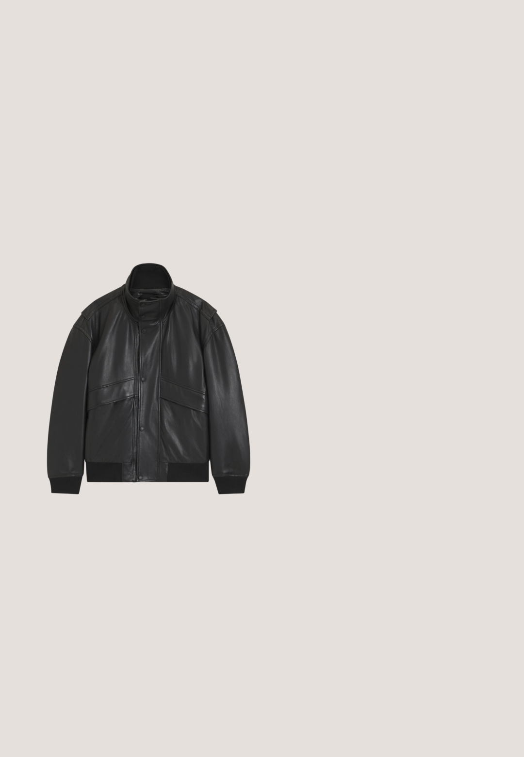 Chaqueta bomber de cuero negro con botones de presión, cuello alto, bolsillos frontales con solapa, puños y dobladillo acanalados, mostrada sobre fondo blanco.; Sudadera negra con capucha, con un bolsillo frontal y el logo "BOSS" en blanco en el pecho. Hecha de tela suave con puños acanalados.; Camiseta corta negra de algodón suave con cuello redondo. Presenta una sutil etiqueta de la marca en el lado izquierdo cerca del dobladillo.; Vaqueros de mezclilla azul claro con un diseño clásico de cinco bolsillos, cierre de botón y cremallera, y detalles sutiles de desteñido en muslos y rodillas.; Botín negro de cuero con panel lateral elástico, suela gruesa y lengüeta en la parte trasera, con un pequeño logo dorado "Hugo" cerca del talón.; Bolso bandolera negro de cuero texturizado con bolsillo frontal con cremallera y correa de hombro ancha de tela ajustable sobre fondo blanco.