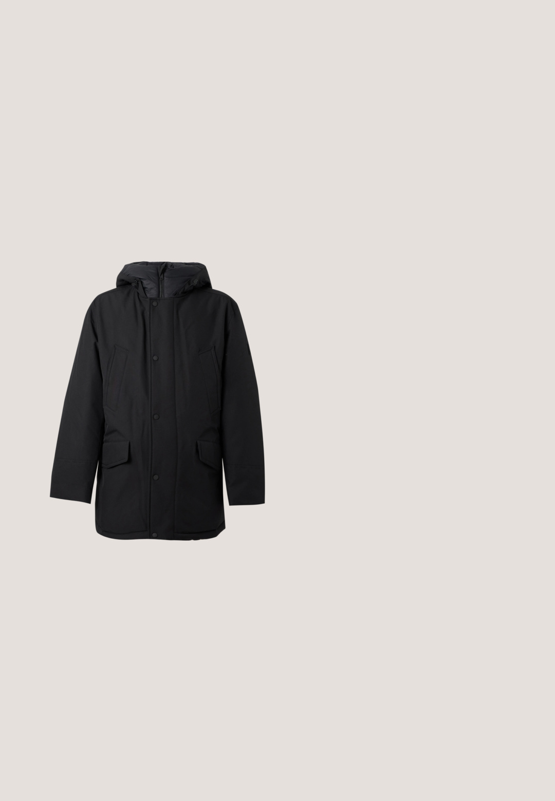 Parka d’hiver noir avec capuche, fermeture éclair et boutons-pression, deux poches latérales supérieures et deux poches inférieures à rabat.; Pull en tricot violet avec un col rond, des manches longues et des poignets côtelés. Le tissu texturé présente un motif subtil et un petit logo.; Chemise noire à manches courtes boutonnée avec col pointu et poche poitrine zippée sur le côté gauche.; Jeans denim gris foncé coupe slim avec bouton à l'avant, fermeture éclair et cinq poches, présentés sur fond uni.; Bottine Chelsea en daim brun foncé avec des panneaux élastiques sur les côtés, une pointe arrondie et une semelle en caoutchouc noir. Comprend une languette pour un enfilage facile.; Sac bandoulière en cuir noir texturé avec deux compartiments zippés et une bandoulière réglable sur un fond clair uni.