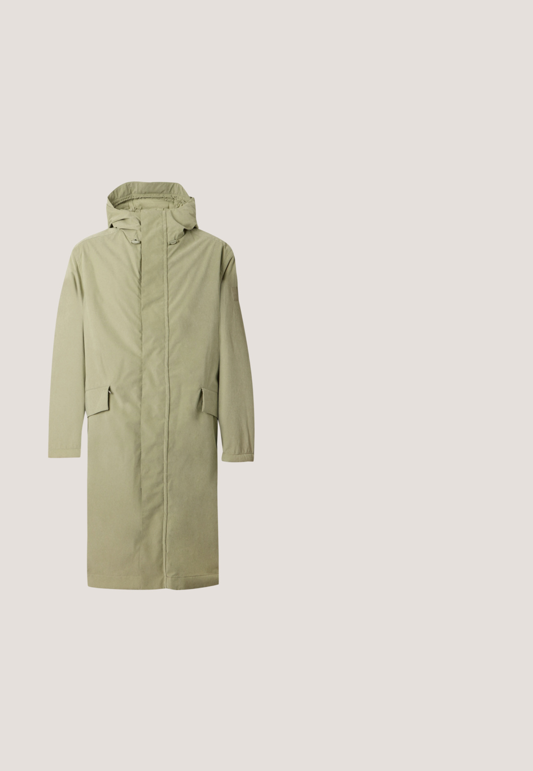 Long manteau vert olive clair avec capuche, manches longues, fermeture frontale dissimulée et deux poches avant à rabat.; Sweat à capuche vert clair avec poche avant et petit logo blanc centré sur la poitrine, manches longues, poignets et ourlet côtelés.; T-shirt vert clair à manches courtes et col rond avec un petit logo poitrine et une étiquette intérieure rouge au col, présenté sur un fond uni.; Pantalon de survêtement vert clair avec une taille élastique et un cordon de serrage. Dispose de poches latérales et d'un petit logo brodé sur le devant. Texture lisse.; Bottines en daim beige avec semelle en caoutchouc noir, design à lacets, et un petit logo embossé sur le côté, avec une languette à l'arrière.; Sac en tissu matelassé vert olive avec une sangle noire, doté d'une fermeture zippée sur le dessus et d'une poche zippée extérieure ornée d'accents de motifs géométriques.