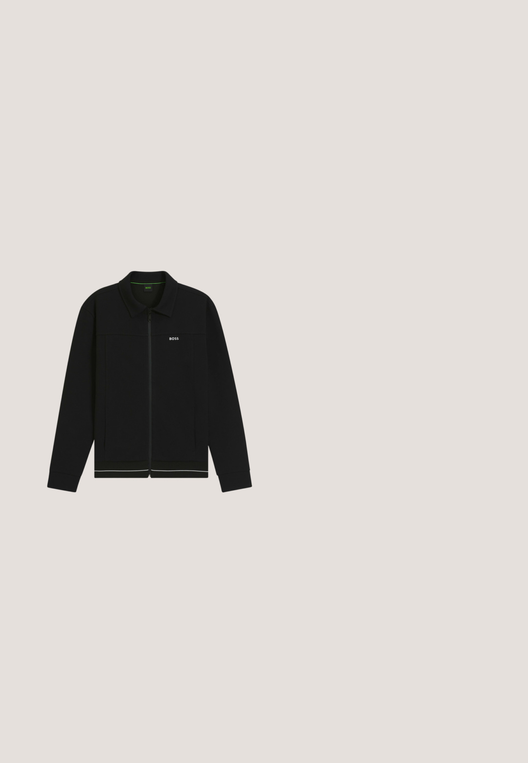 Sort jakke med lynlås, krave, lange ærmer, "BOSS" logo på brystet, sidelommer og diskret hvid stribe nær kanten.; Hvid bomulds t-shirt med rund halsudskæring og korte ærmer. Glat tekstur, lige snit og minimalistisk design uden mønstre eller accenter.; Lysblå denimjeans med lige ben, fem-lomme design og let falmede områder. Har en knaplukning og løkke til et bælte.; Sorte læder ankelstøvler med elastiske sidepaneler, rund tå, lav blokhæl og en strop bagpå for nem påtagning.; Sort nylon crossover taske med lynlås, udstyret med et "TOMMY JEANS" mærke i marineblå, hvid og rød. Inkluderer en justerbar rem.; Snoet mørkeblå læderbælte med sort rektangulært metalspænde og et lille rødt, hvidt og sort firkantet logo på løkken.