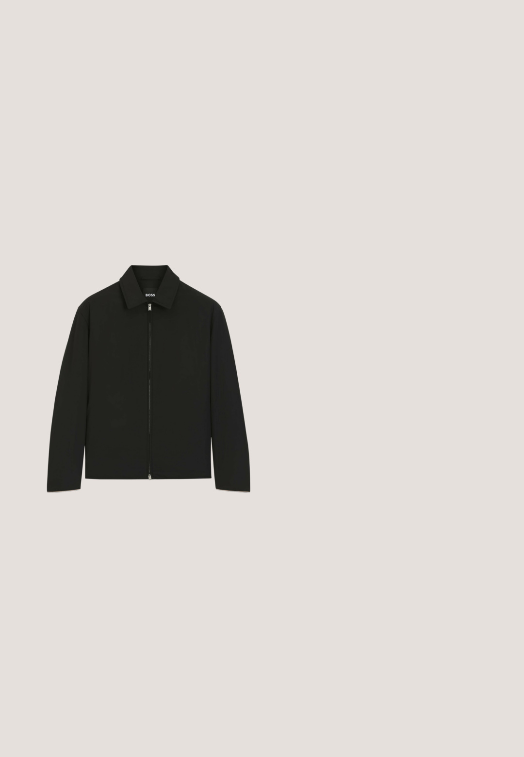 Schwarze, leichte Jacke mit durchgehendem Reißverschluss vorne und klassischem Kragen, vor weißem Hintergrund dargestellt.; Schwarzer Pullover mit strukturierter Strickvorderseite und einfarbigen Ärmeln. Verfügt über einen runden Ausschnitt und gerippte Bündchen, gefertigt aus einem weichen, atmungsaktiven Stoff.; Schwarzes Poloshirt mit kurzen Ärmeln, einem Reißverschluss am Kragen und dezentem weißem Besatz an den Ärmelsäumen, innen am Kragen mit kleinem BOSS-Logo versehen.; Schwarze Denim-Jeans mit slim fit, ausgestattet mit vorderen Taschen, einem Knopf- und Reißverschluss sowie einem Markenlabel am Bund von BOSS.; Schwarze Wildleder Chelsea-Stiefel mit elastischen Seitenteilen, abgerundetem Zeh und einer Zuglasche. Flache Sohle mit einem dezenten eingeprägten Logo auf der Ferse.; Schwarze quadratische Crossbody-Tasche mit silbernem BOSS-Logo und doppeltem Reißverschluss am verstellbaren Schulterriemen.
