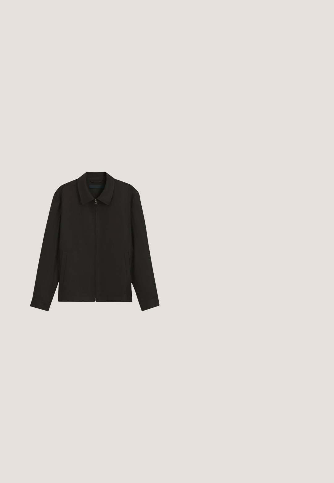 Schwarze Langarmjacke mit spitzem Kragen, Frontreißverschluss und zwei vertikalen Seitentaschen, flach auf weißem Hintergrund ausgebreitet.; Schwarzes langärmliges Hemd mit durchgehender Knopfleiste, Standardkragen und Manschetten, flach auf einem weißen Hintergrund präsentiert.; Schwarze, mittellange Herrenshorts mit Gürtelschlaufen, Frontreißverschluss und Seitentaschen, vor weißem Hintergrund dargestellt.; Schwarzer Slipper aus Leder mit glatter Oberfläche, runder Zehenpartie und flexibler Gummisohle. Minimalistisches Design ohne Beschläge.; Schwarze Sonnenbrille mit rechteckiger Form, grauen Gläsern und dünnen Metallelementen an den Bügeln. Hergestellt aus leichtem Kunststoffmaterial.; Schwarze rechteckige Leder-Kulturtasche mit Griff auf einer Seite und Reißverschluss, vor weißem Hintergrund dargestellt.